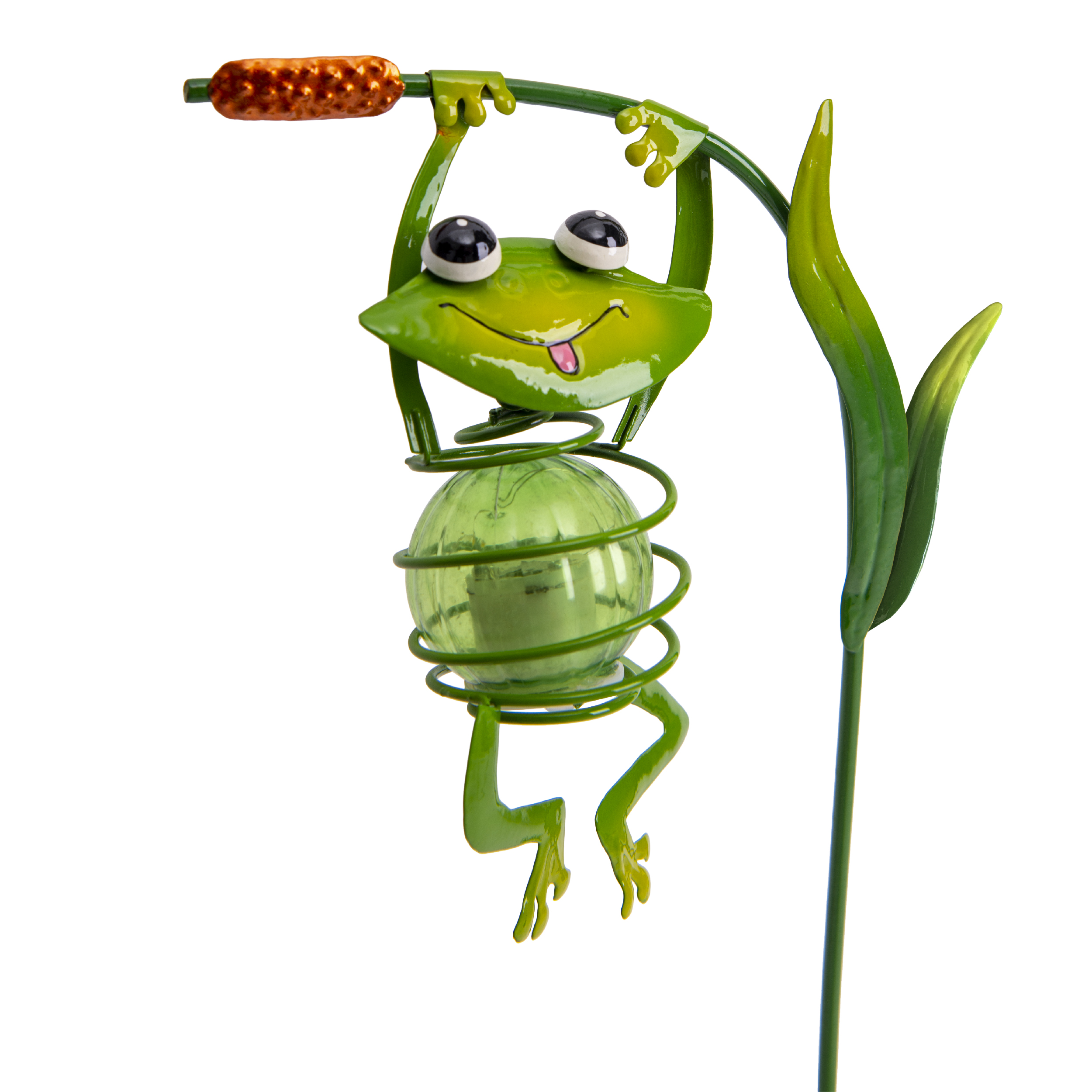 Ein grüner Frosch, der eine Rohrkolben über einer solarbetriebenen, grünen Glaskugellampe hält.