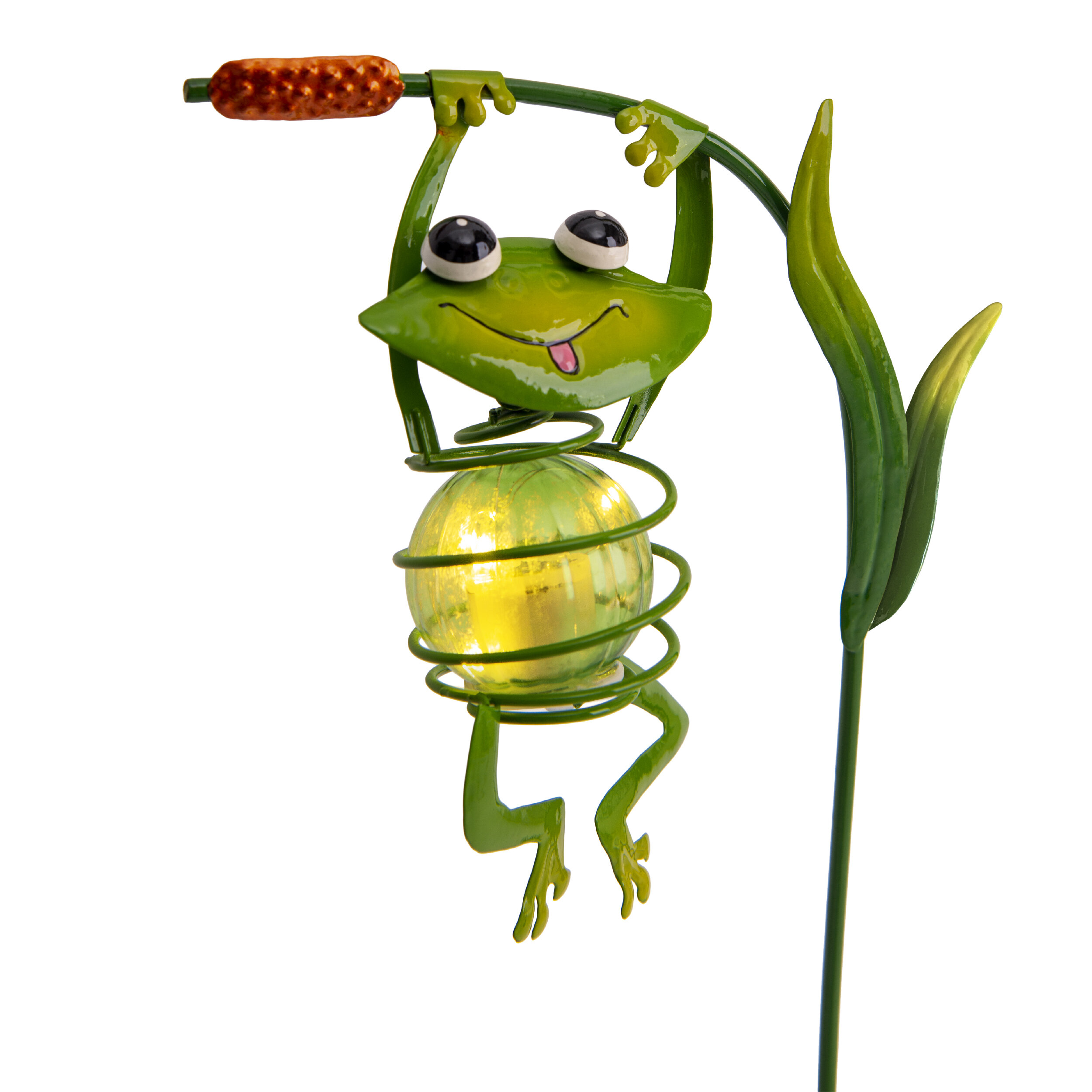 Eine grüne Froschdekoration hängt an einem Stiel. Sie hat einen grünen Körper und eine orangefarbene Kätzchen.