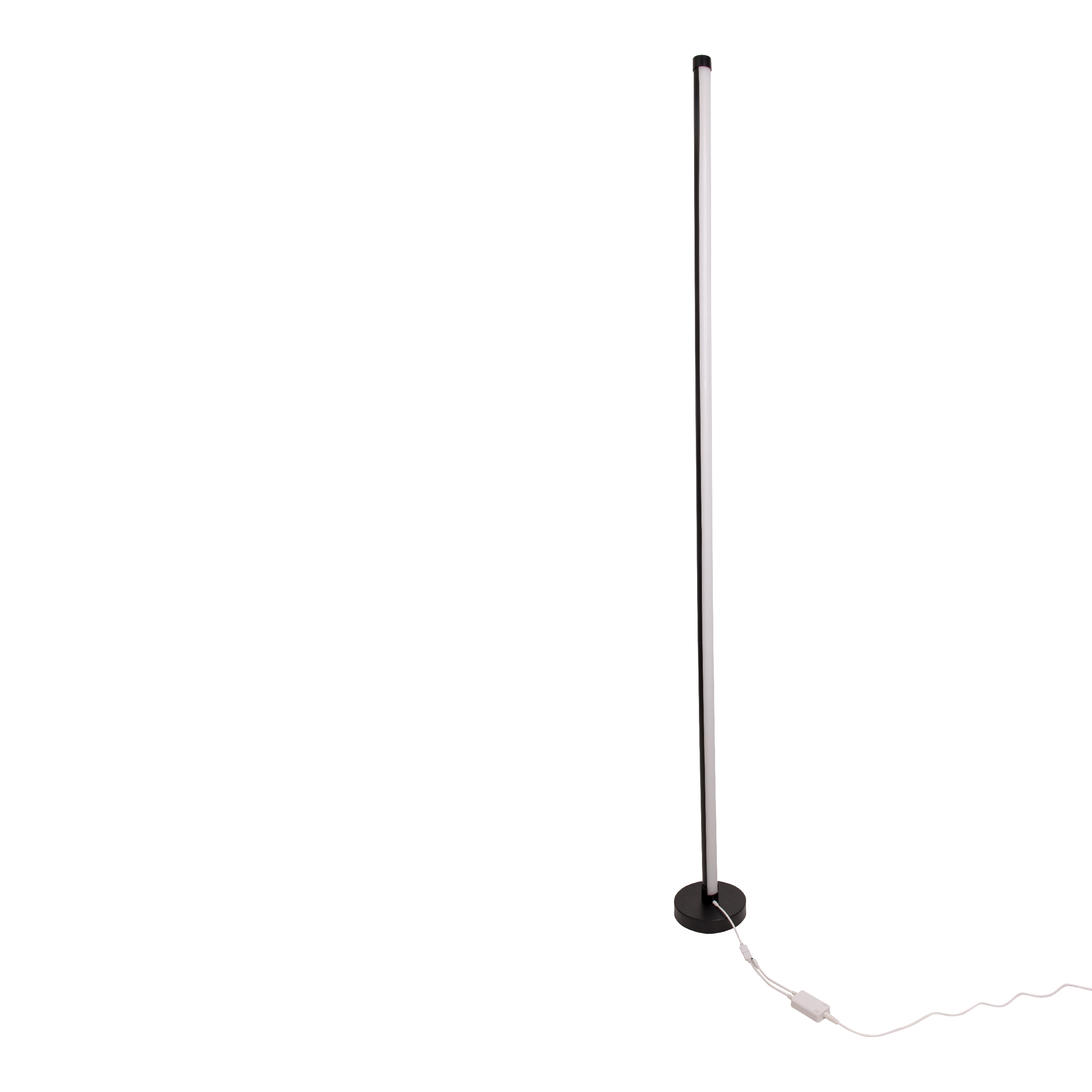 Eine hohe, schwarze, moderne Stehlampe mit weißem Lichtstreifen, isoliert auf Weiß.