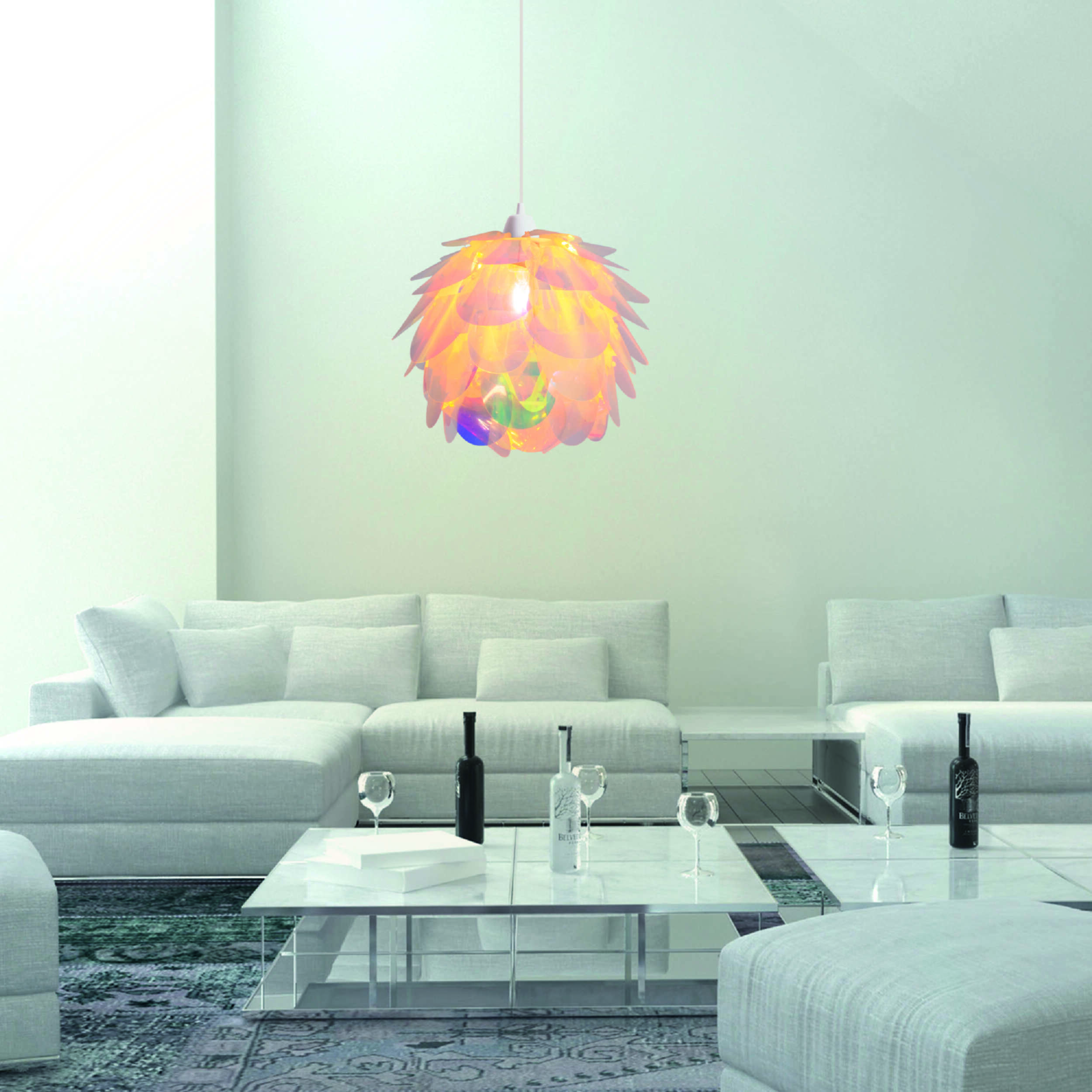Ein modernes Wohnzimmer mit weißen Möbeln, Glastischen und einem einzigartigen, farbenfrohen Kronleuchter.