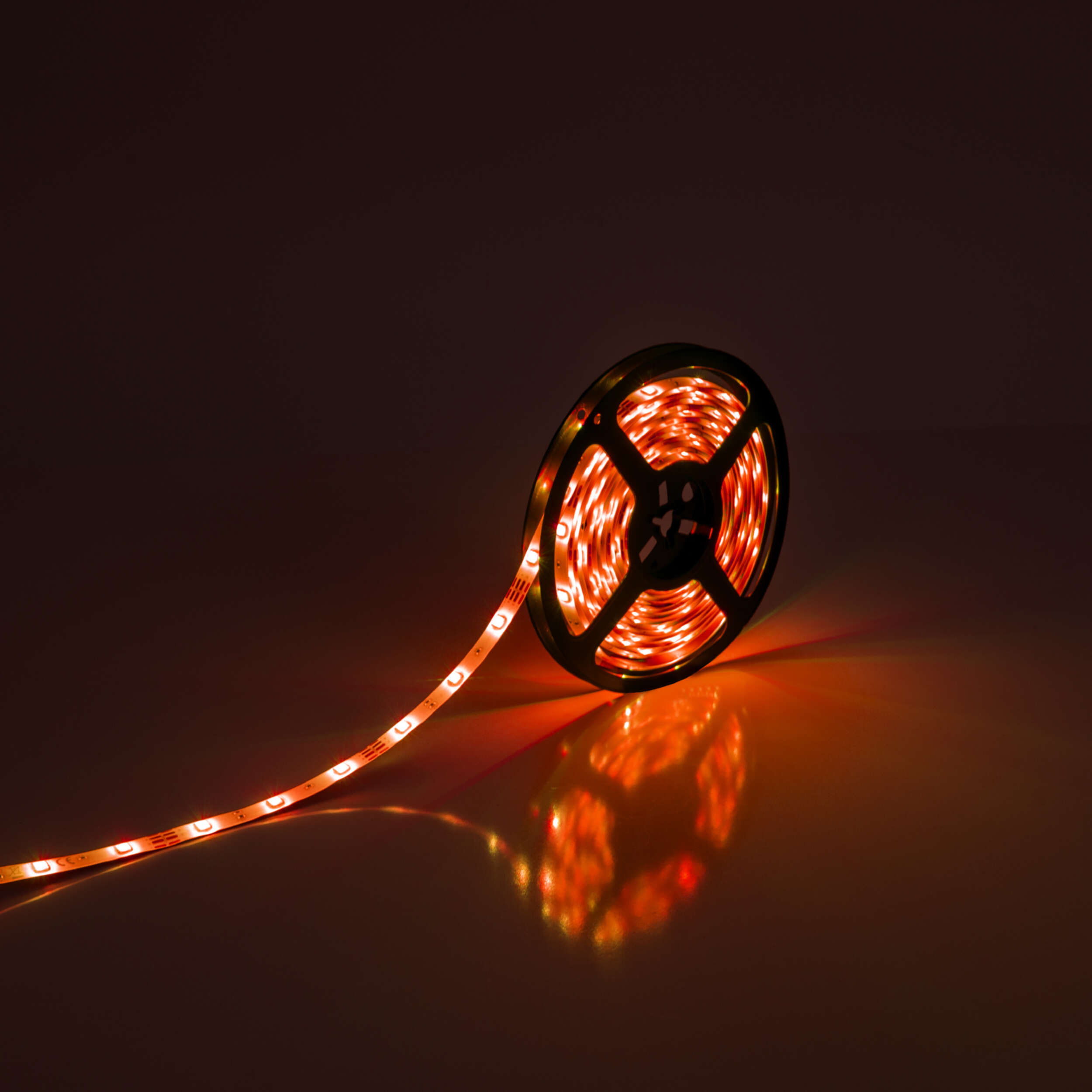 Eine Rolle orangefarbener LED-Streifenlichter, mit einer Reflexion.