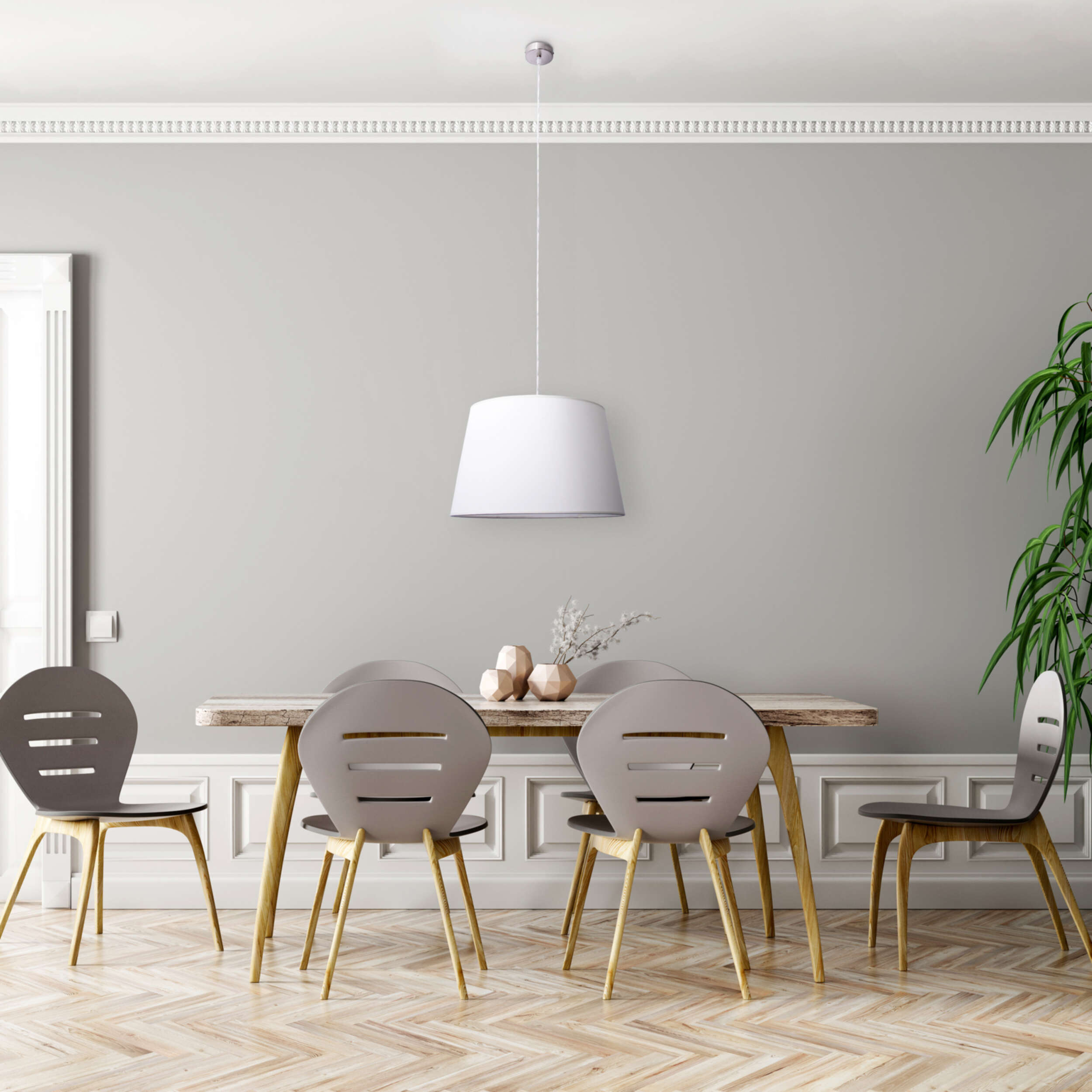 Esszimmer mit Tisch, Stühlen und einer weißen Pendelleuchte, heller Holzboden.