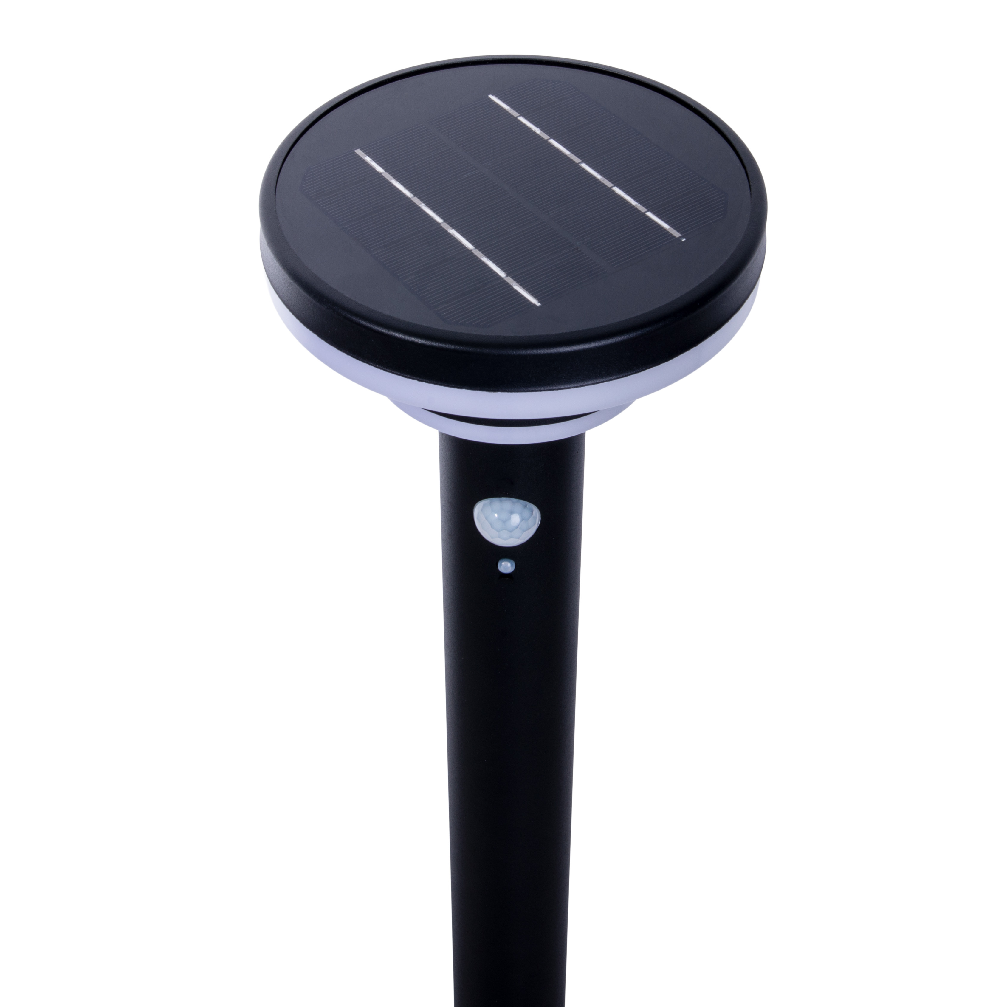 Schwarzes Solarlicht. Es hat einen runden Kopf mit Sonnenkollektoren. Ein Bewegungssensor am Pfosten.