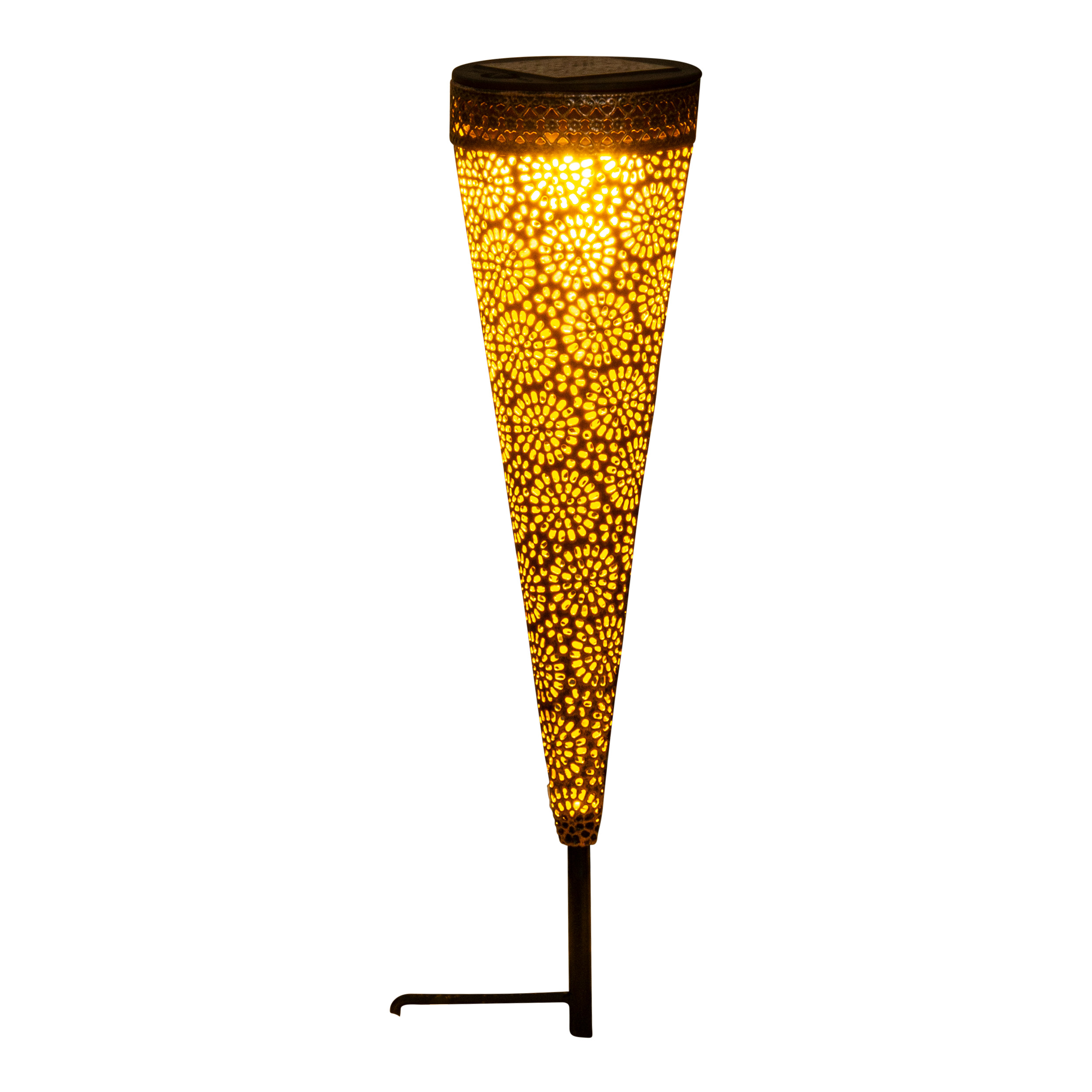 Eine hohe, beleuchtete Außenlampe. Sie hat einen konischen, gemusterten Schirm und einen schwarzen Sockel.