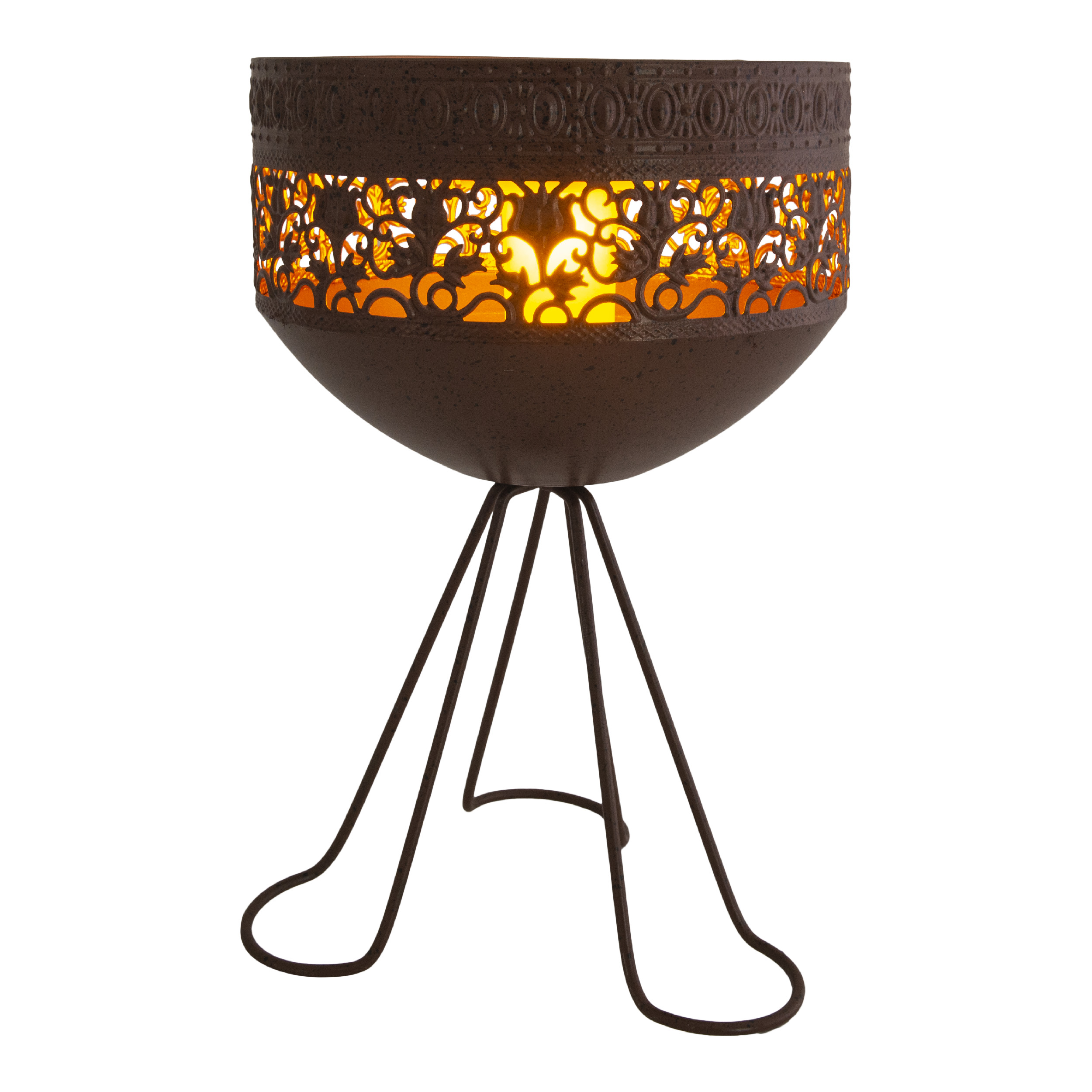 Eine braune Metall-Feuerstelle mit dekorativem Ausschnitt-Design, von innen beleuchtet.
