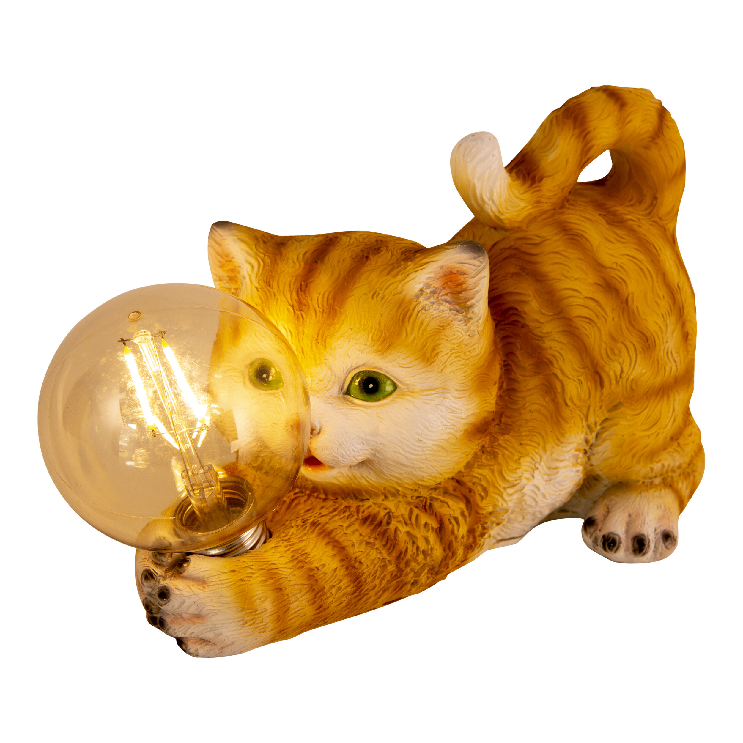 Eine Keramikkatze hält eine Glühbirne. Die Katze hat orangefarbenes Fell und grüne Augen, die Glühbirne leuchtet.