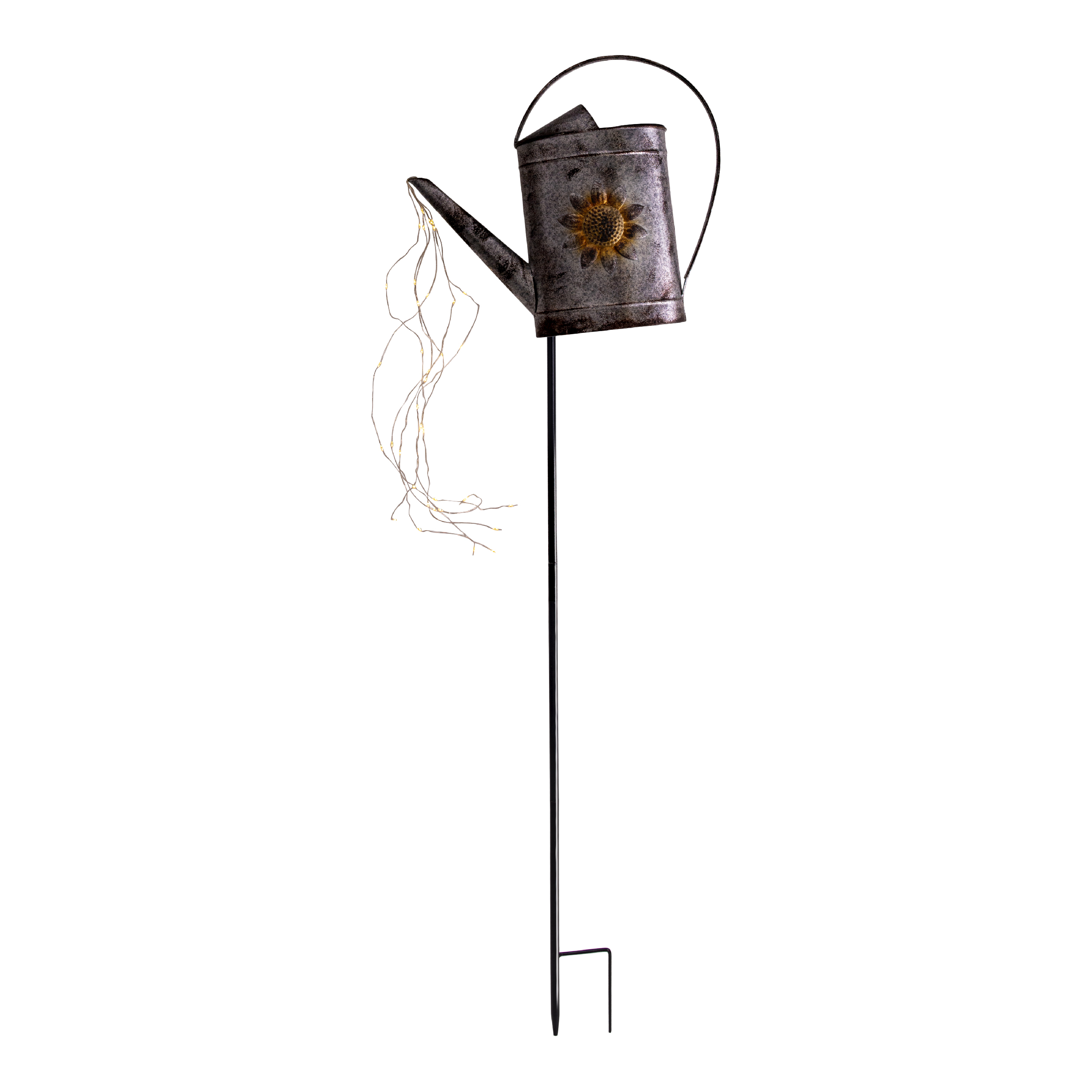 Metall-Gießkannen-Gartenstecker, Sonnenblumen-Detail, Lichterketten. Weißer Hintergrund.