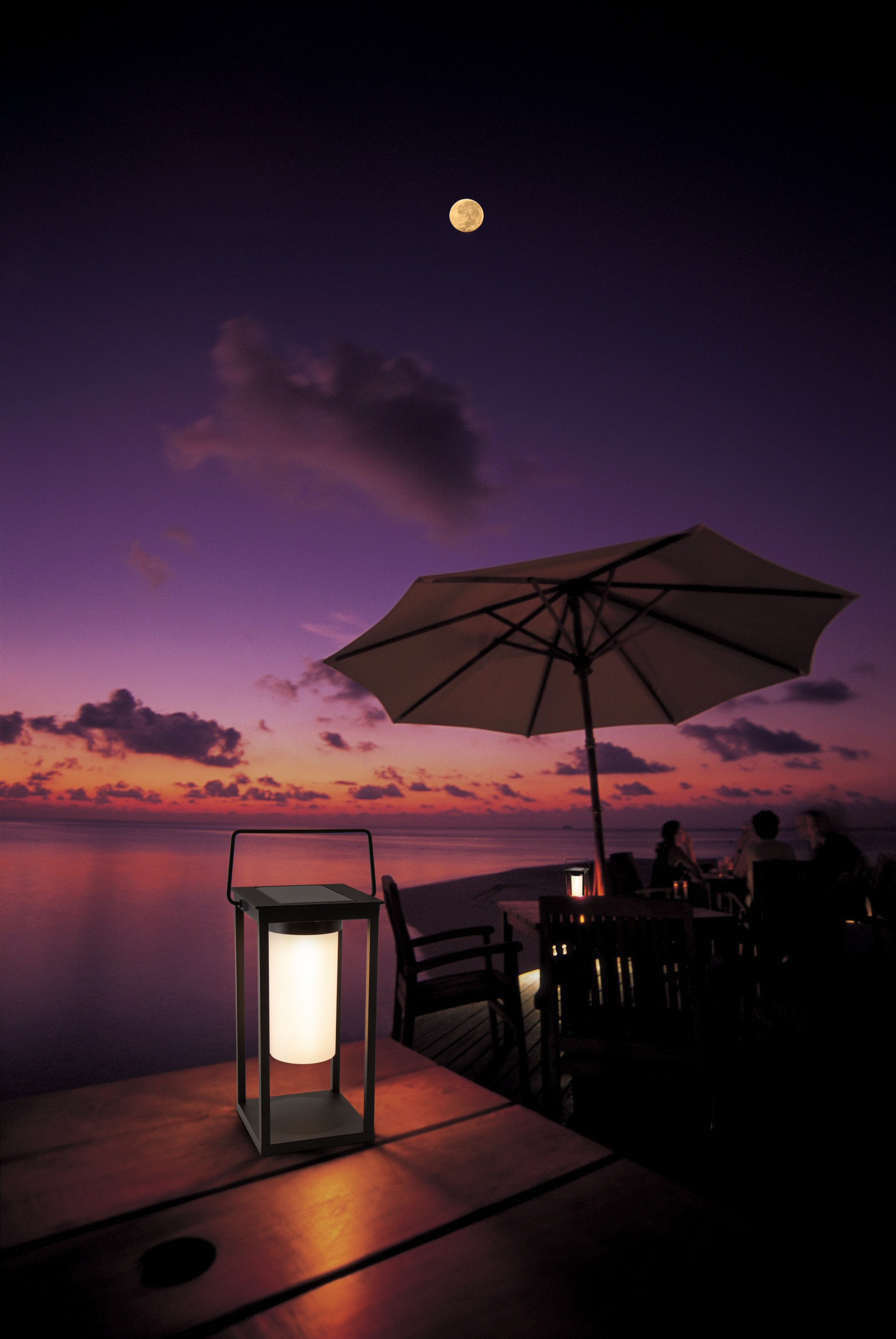 Szene im Freien in der Abenddämmerung, Laterne auf dem Tisch und Mond am Himmel.