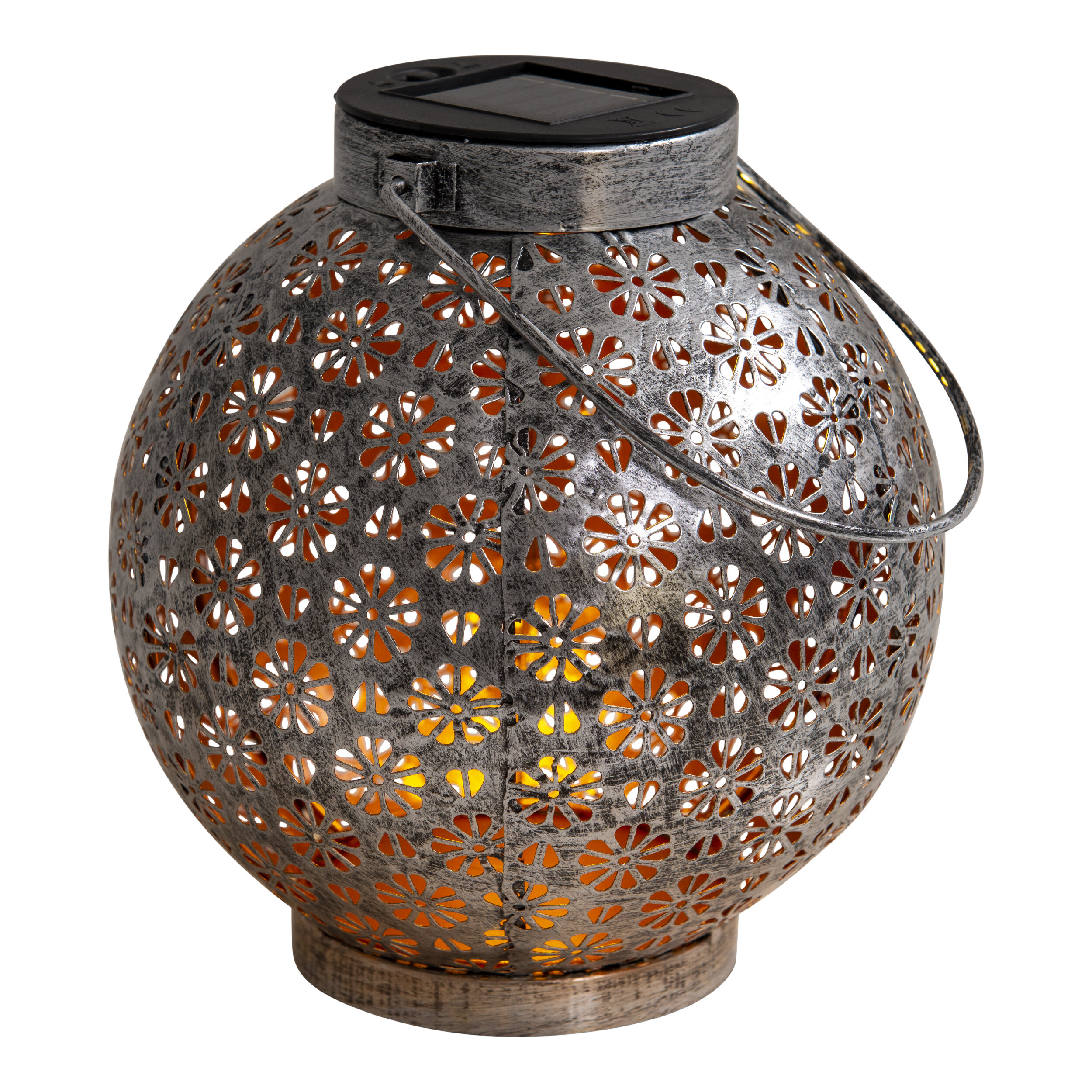 Silberne Metalllaterne mit floralen Ausschnitten. Sie hat einen Griff und steht auf einem Holzsockel.