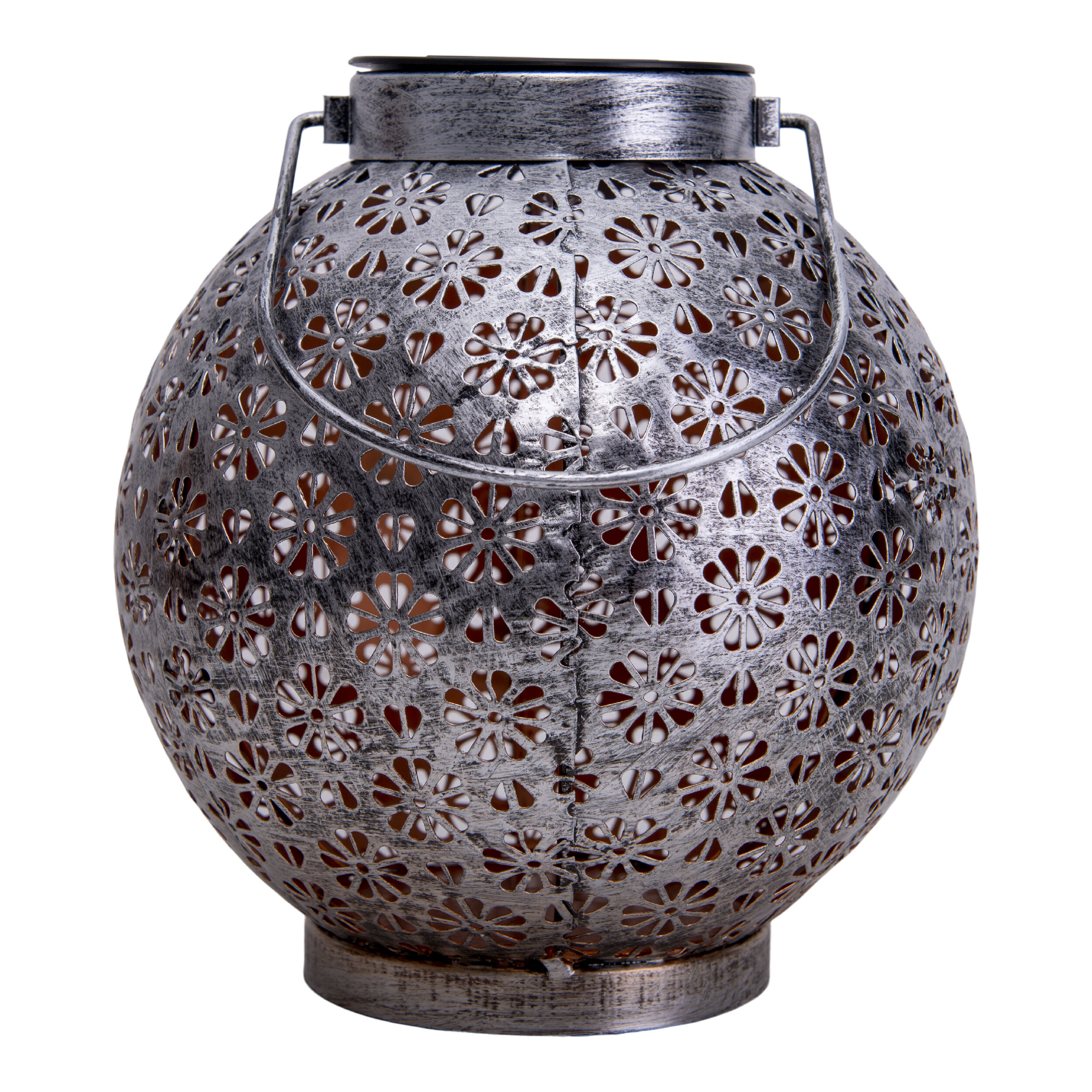 Silberne Metalllaterne mit floralen Ausschnitten, die von innen orangefarbenes Licht wirft.