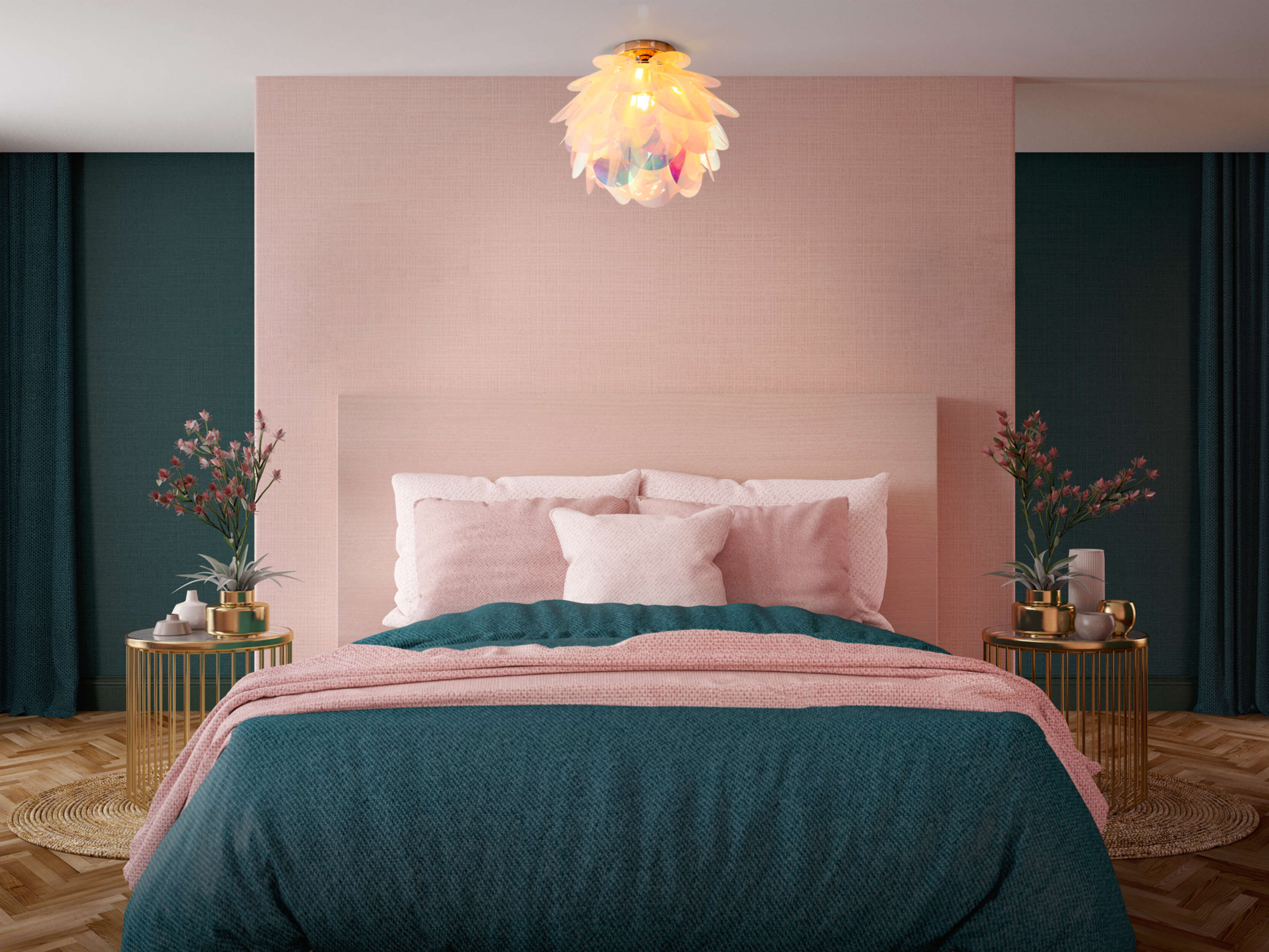Ein rosa Schlafzimmer mit Bett und floralem Kronleuchter. Grüne Vorhänge und Deko sind sichtbar.