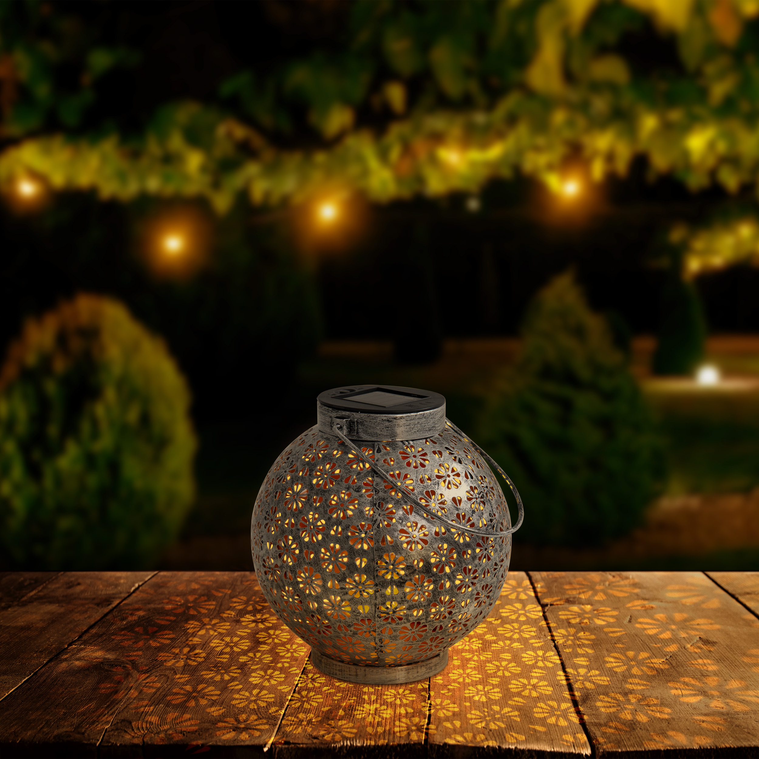 Solarbetriebene Laterne auf einem Holztisch. Hintergrund zeigt eine verschwommene Gartenszene bei Nacht.