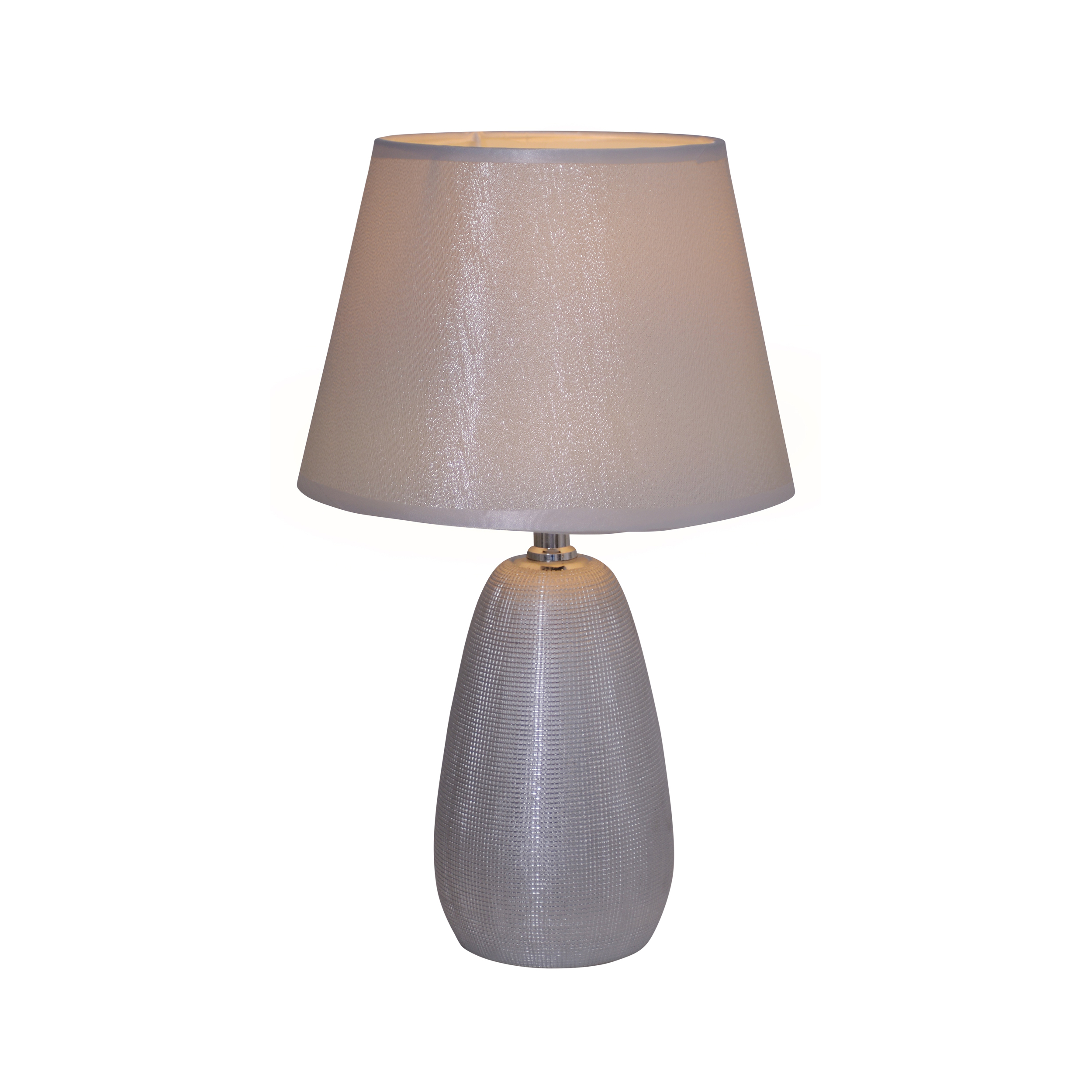 Silberne Tischlampe mit weißem Schirm, freigestellt auf weißem Hintergrund.