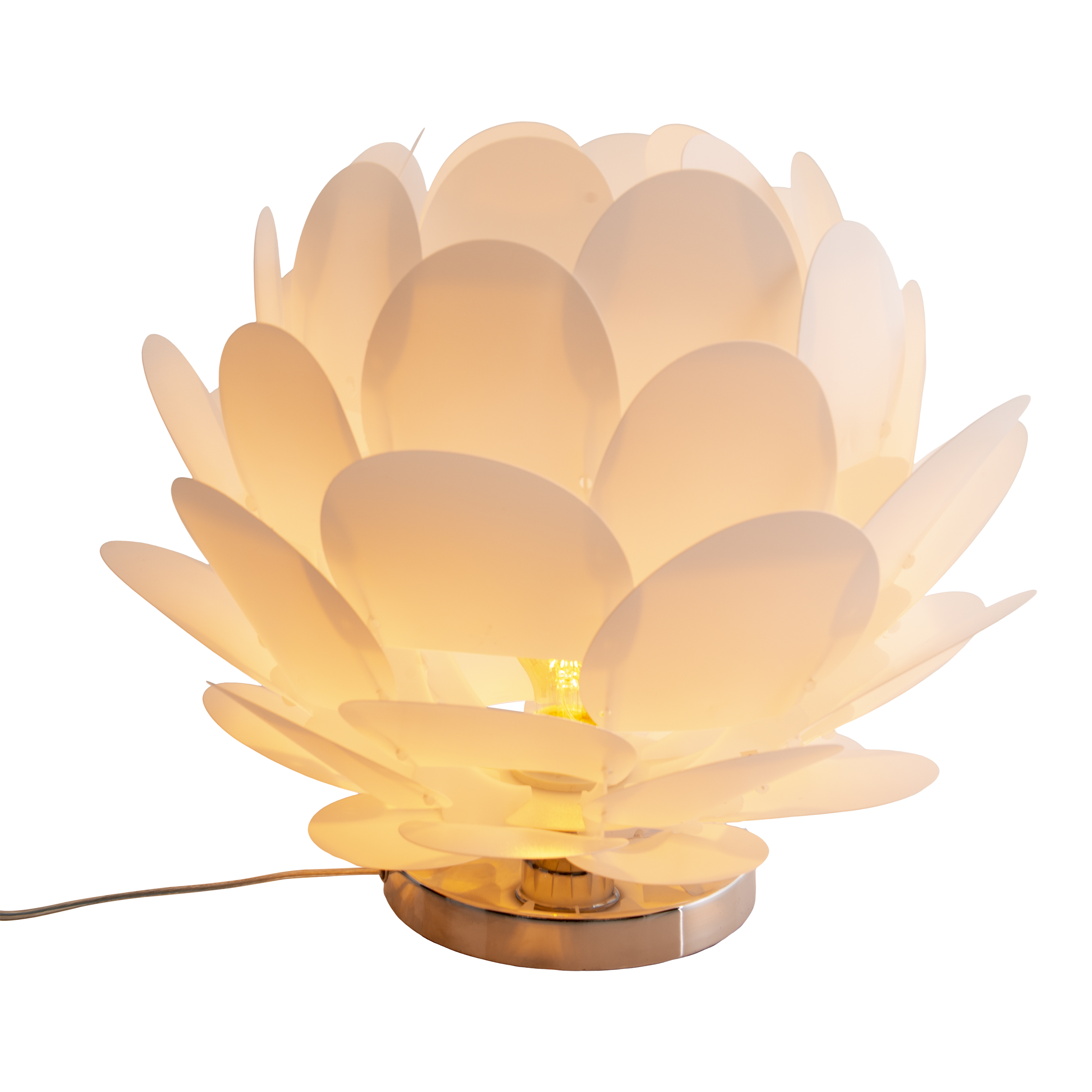 Eine weiße, blütenförmige Lampe. Die Lampe steht auf einem Metallständer. Sie steht auf weißem Hintergrund.