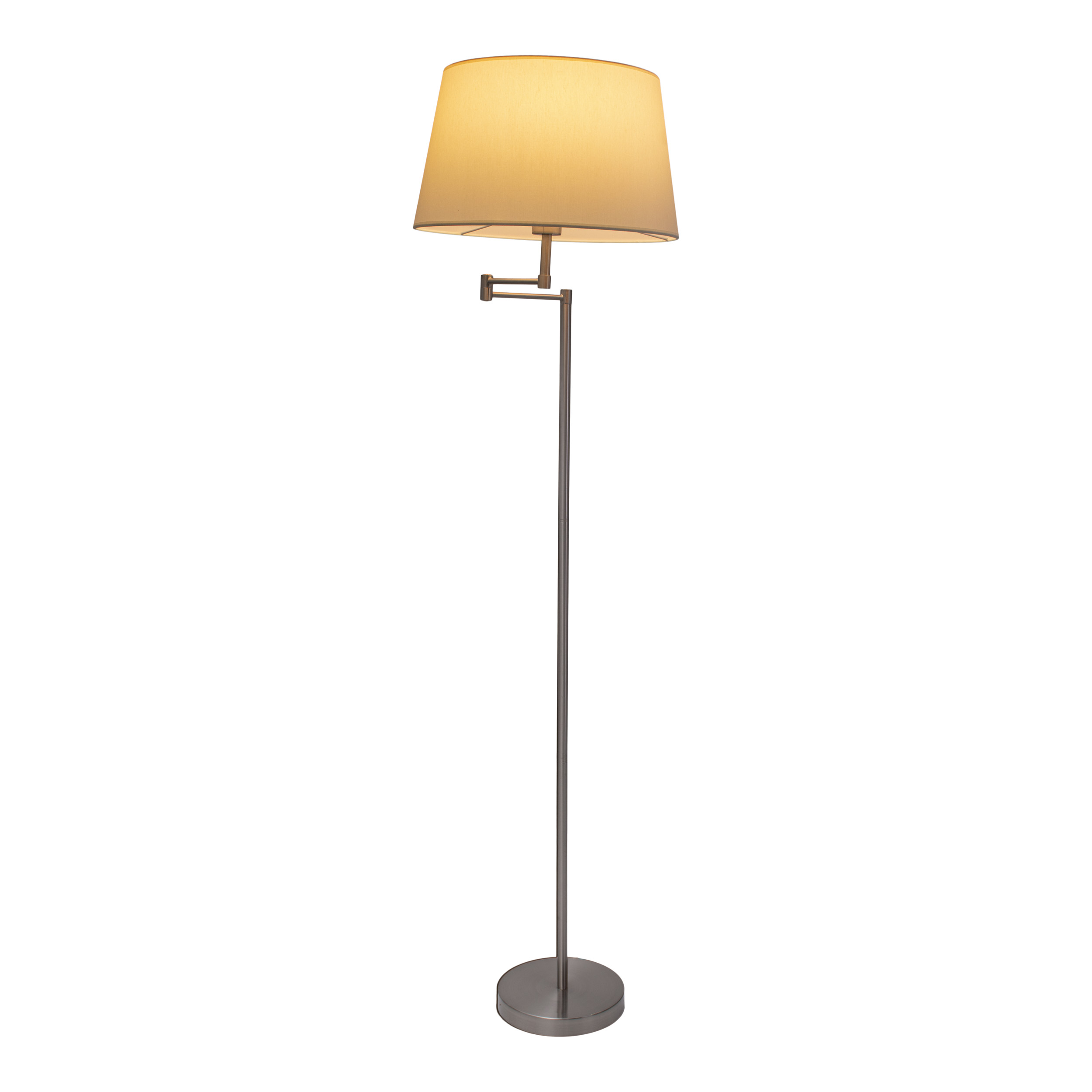 Eine Metall-Stehlampe mit beigem Lampenschirm, auf weißem Hintergrund.