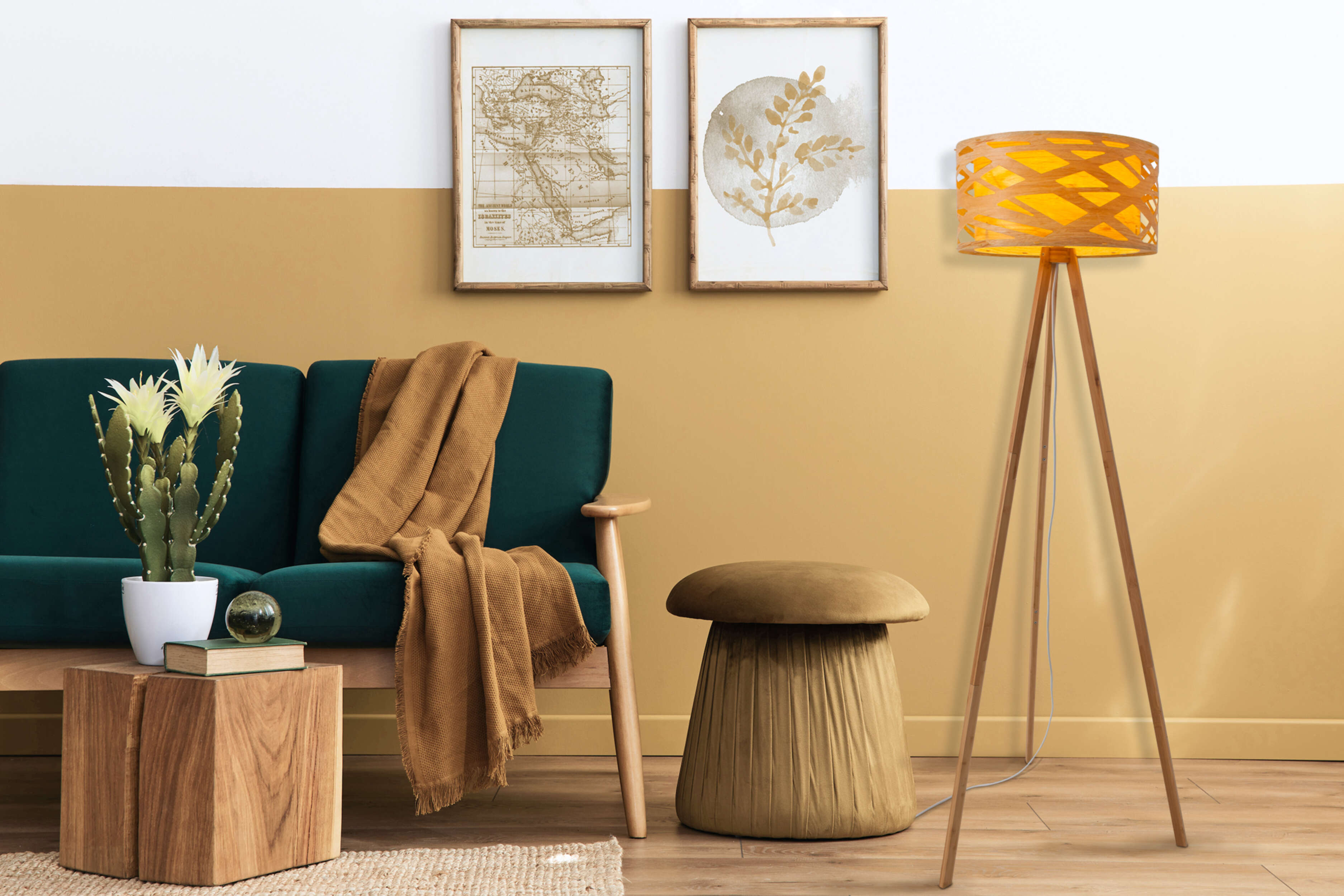 Wohnzimmerszene mit grünem Sofa, Holzlampe und Kunst an der Wand.