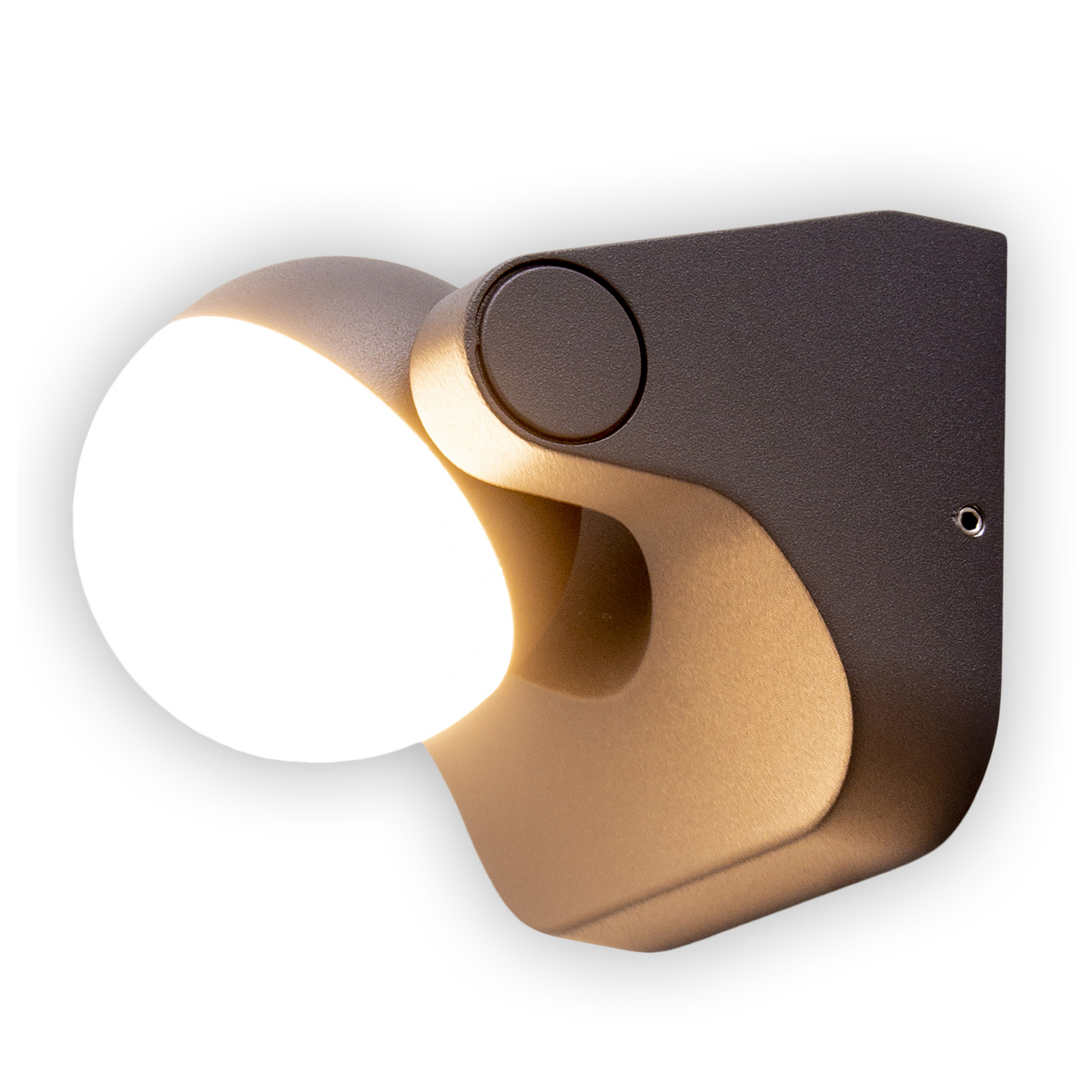 Moderne Außenwandleuchte. Sie ist dunkelbraun, mit einer runden Lichtquelle und einem geschwungenen Design. Das Licht ist an.