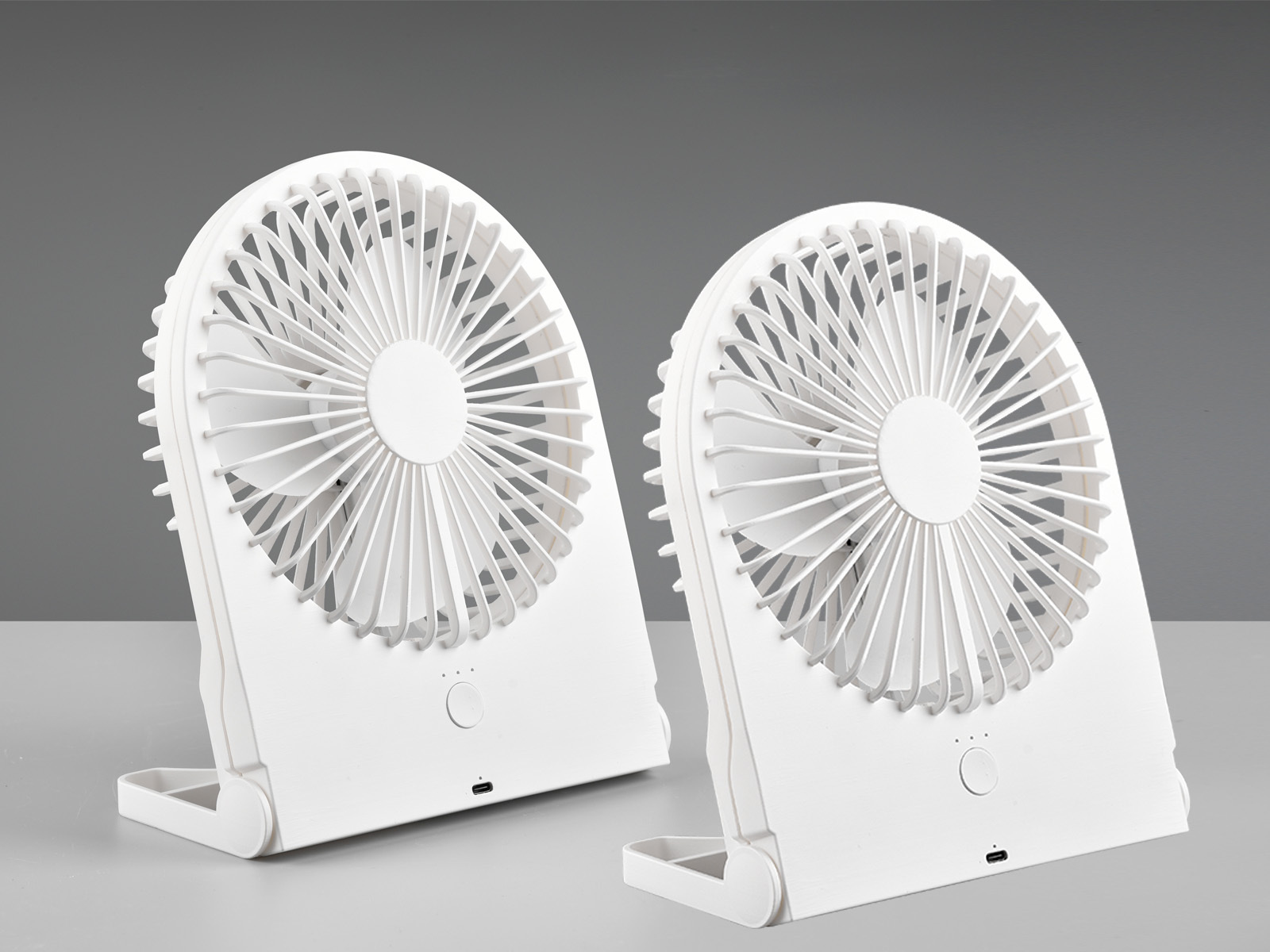 Zwei weiße tragbare Ventilatoren mit weißem Gehäuse und Blättern.