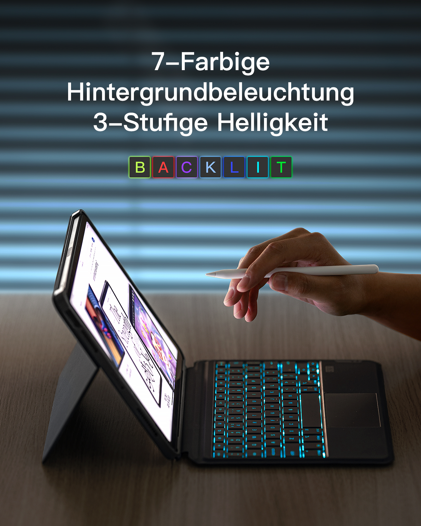 Eine Person benutzt ein Tablet mit einer hintergrundbeleuchteten Tastatur, mit einem Stift in der Hand.