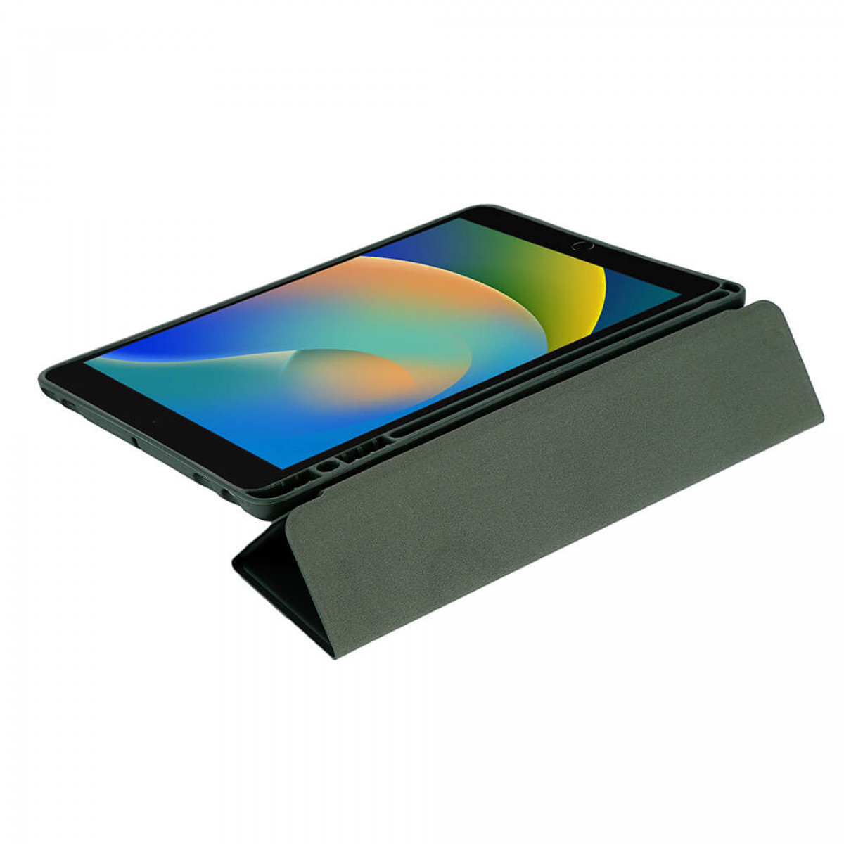 Ein Tablet mit Hülle, in einem Winkel auf einer weißen Oberfläche geöffnet.