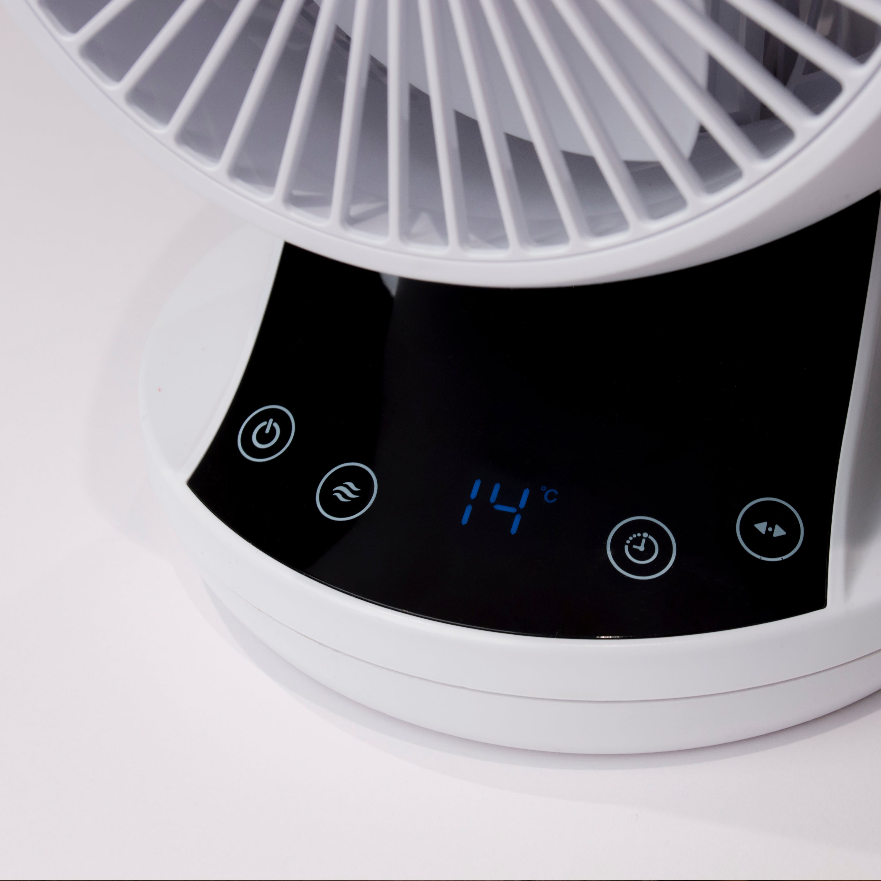 Ein weißer Ventilator mit einem schwarzen Digitaldisplay, das 14 Grad Celsius und Steuertasten anzeigt.