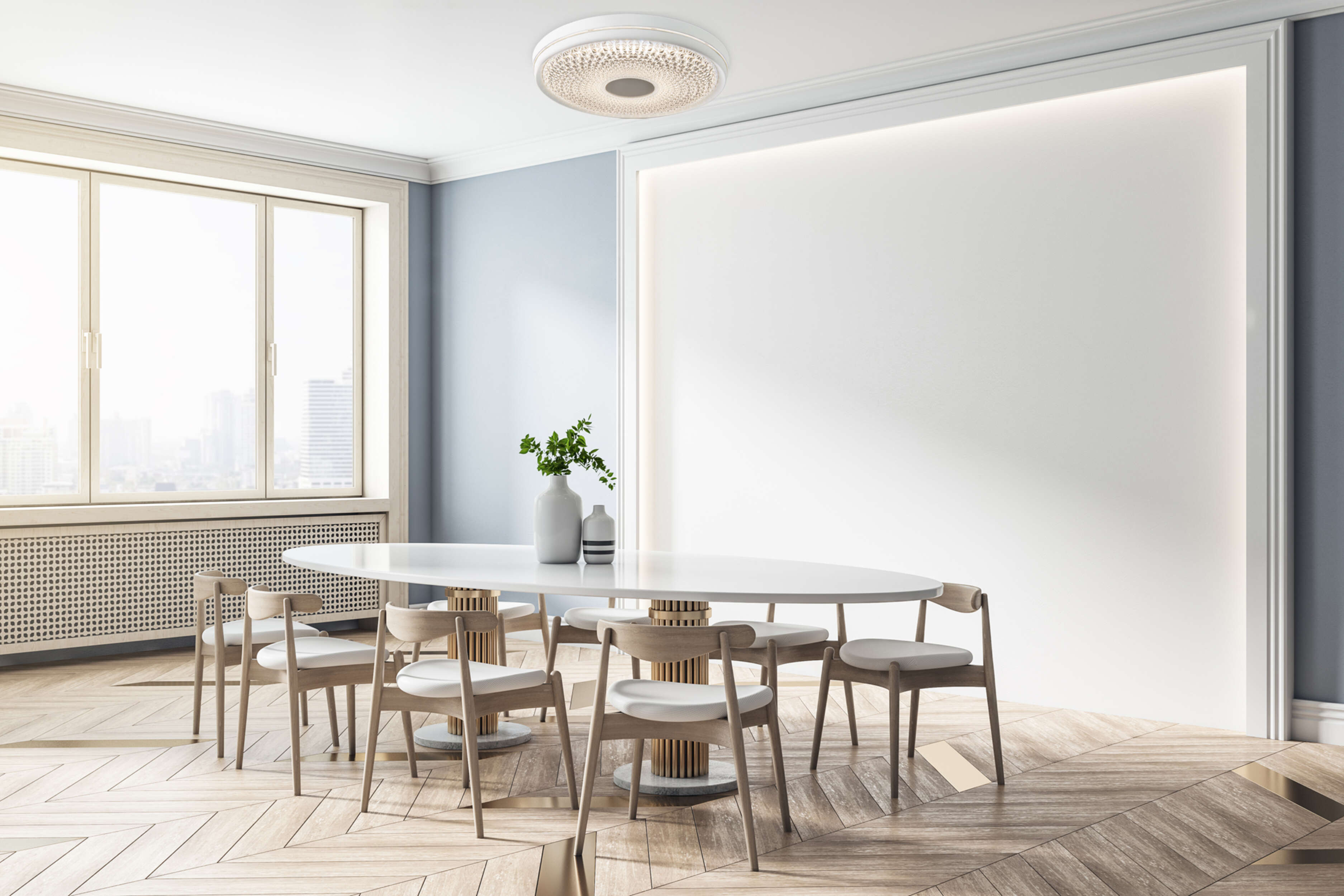 Modernes Esszimmer mit ovalem Tisch, Holzstühlen, Deckenventilator und Fenster mit Stadtblick.