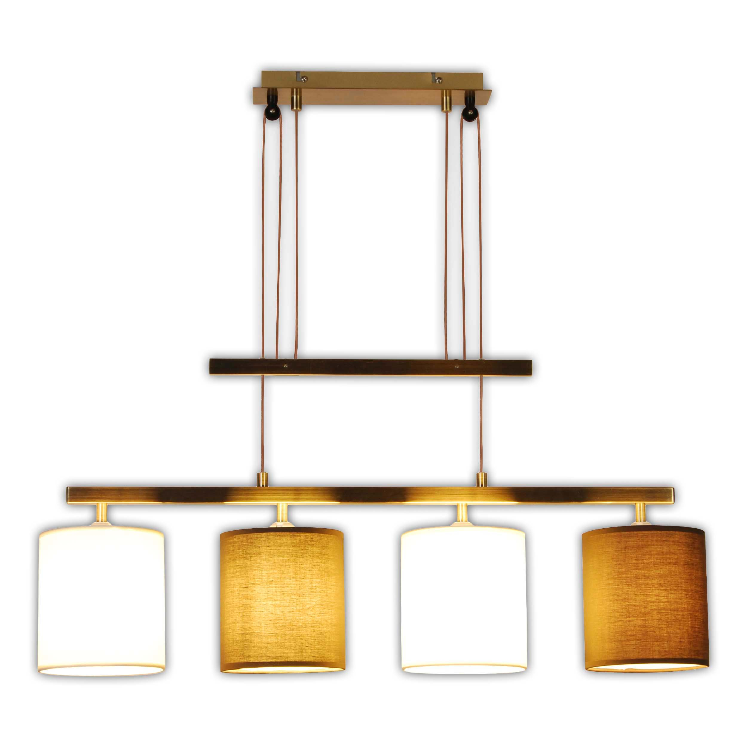 Pendelleuchte mit vier Lichtquellen, zwei weißen und zwei mit Stoffschirm.