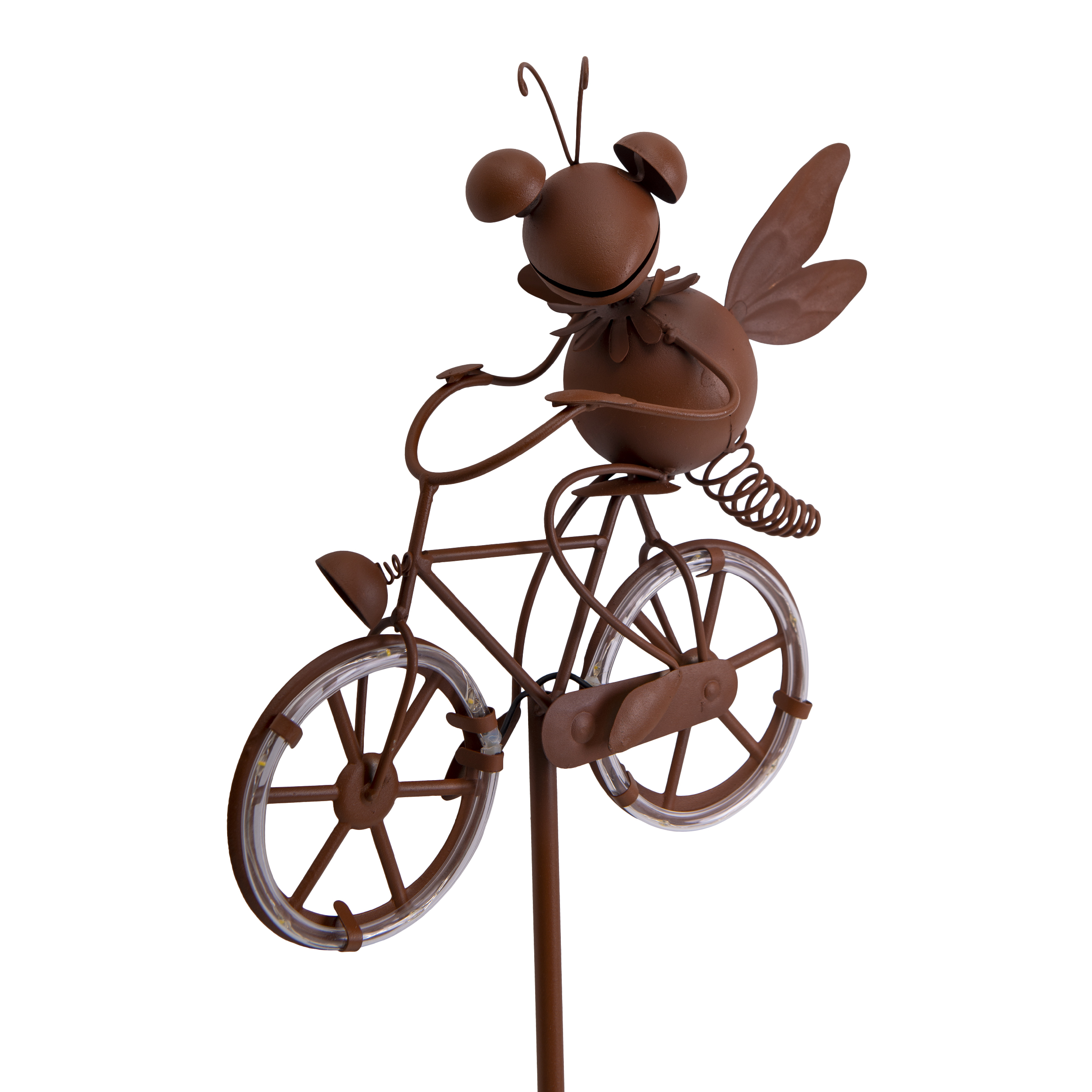 Braune Metallbiene fährt Fahrrad. Witzige Gartendekoration.
