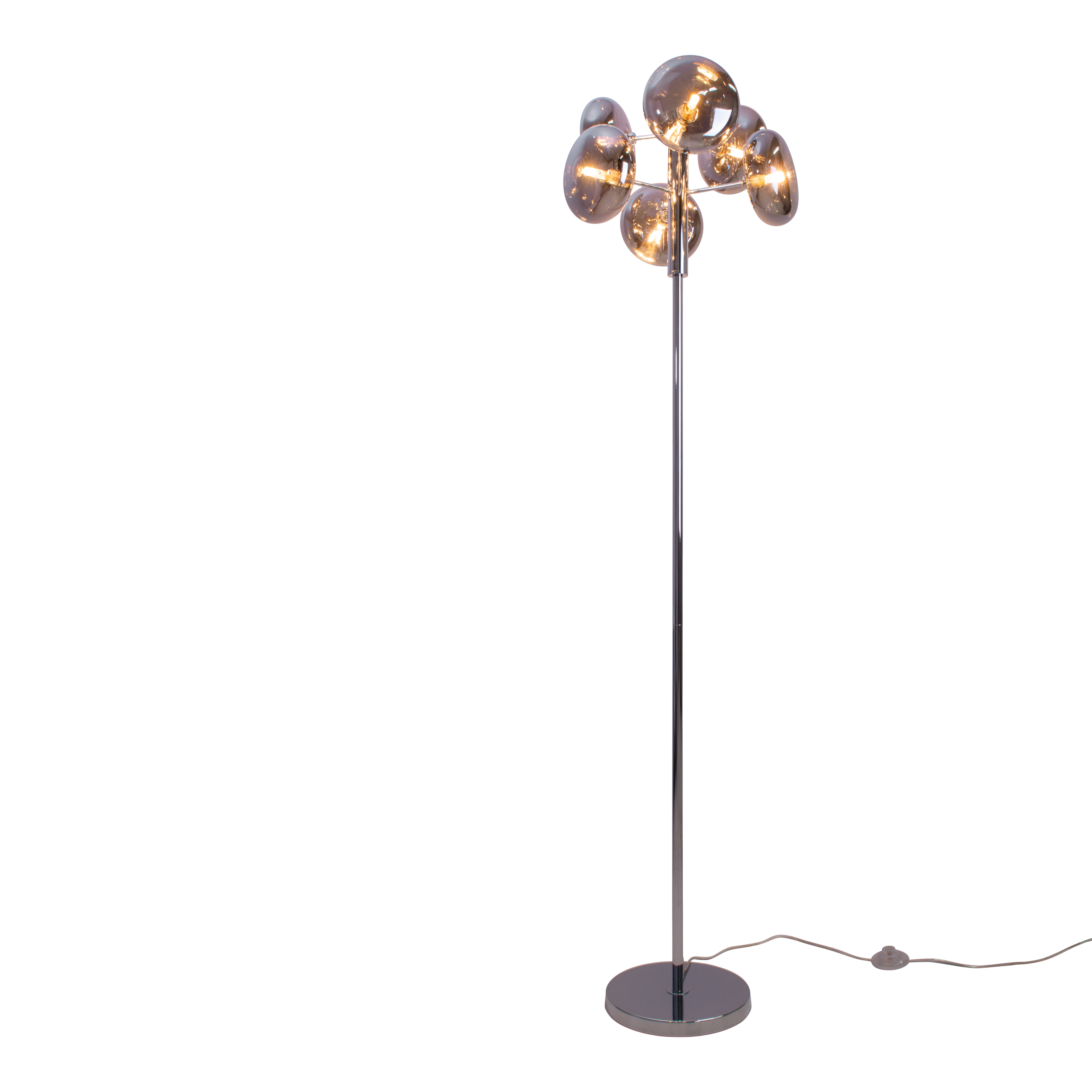 Stehlampe mit mehreren Glaskugeln. Chromständer und -fuß. Weißer Hintergrund.