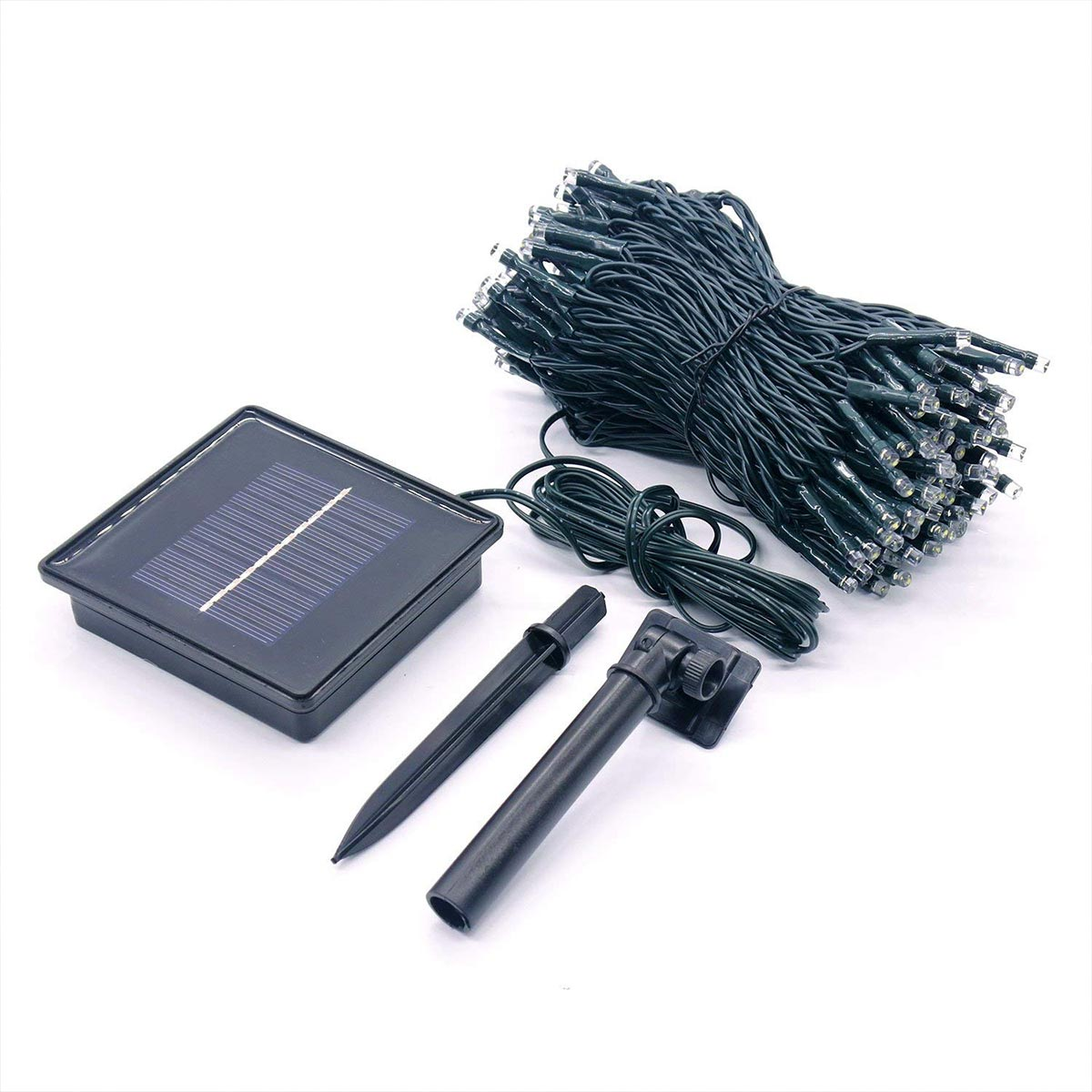 Solarbetriebene Lichterketten. Ein Solarpanel, Pfähle und ein Bündel Lichter sind auf einer weißen Oberfläche abgebildet.