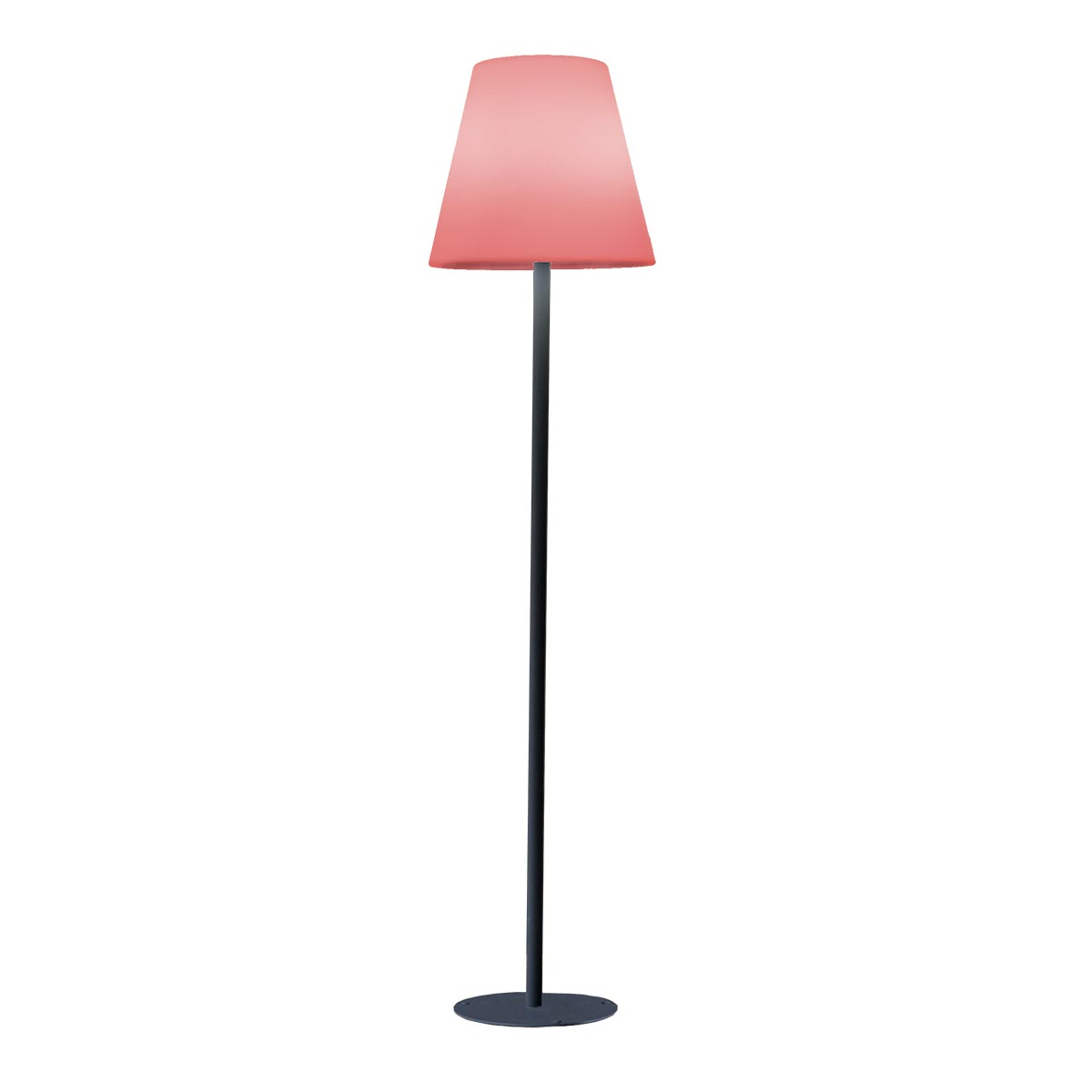 Stehlampe mit rosa Lampenschirm und schwarzem Stiel und Fuß. Weißer Hintergrund.