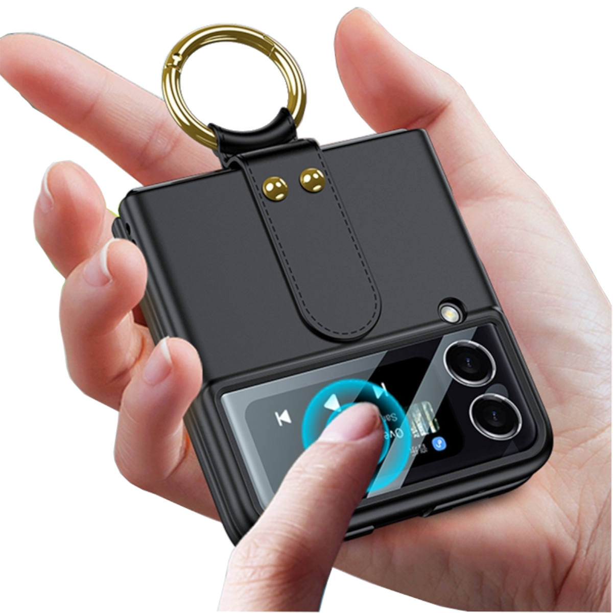 Eine Hand hält eine schwarze Handyhülle mit einem goldenen Ring, der Bildschirm zeigt die Musikplayer-Oberfläche.