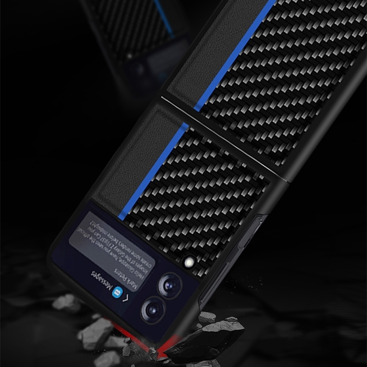 Schwarze Handyhülle mit Karbonfaser-Design, blauen Akzenten und einem Telefonbildschirm.