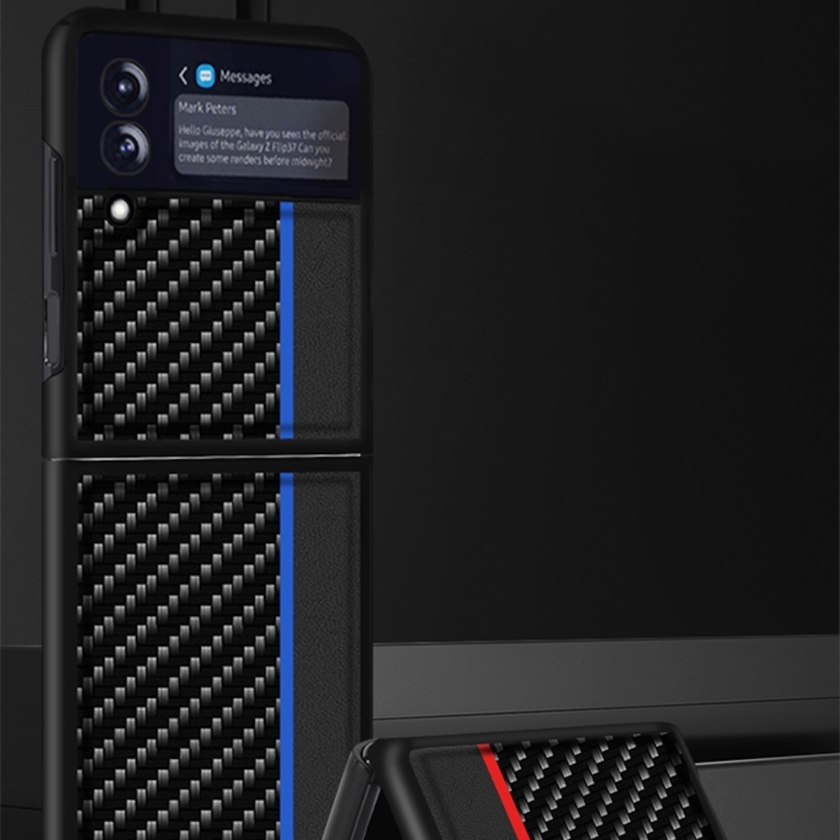 Nahaufnahme eines faltbaren Telefons mit Carbonfaser-Design, das eine Textnachricht zeigt.