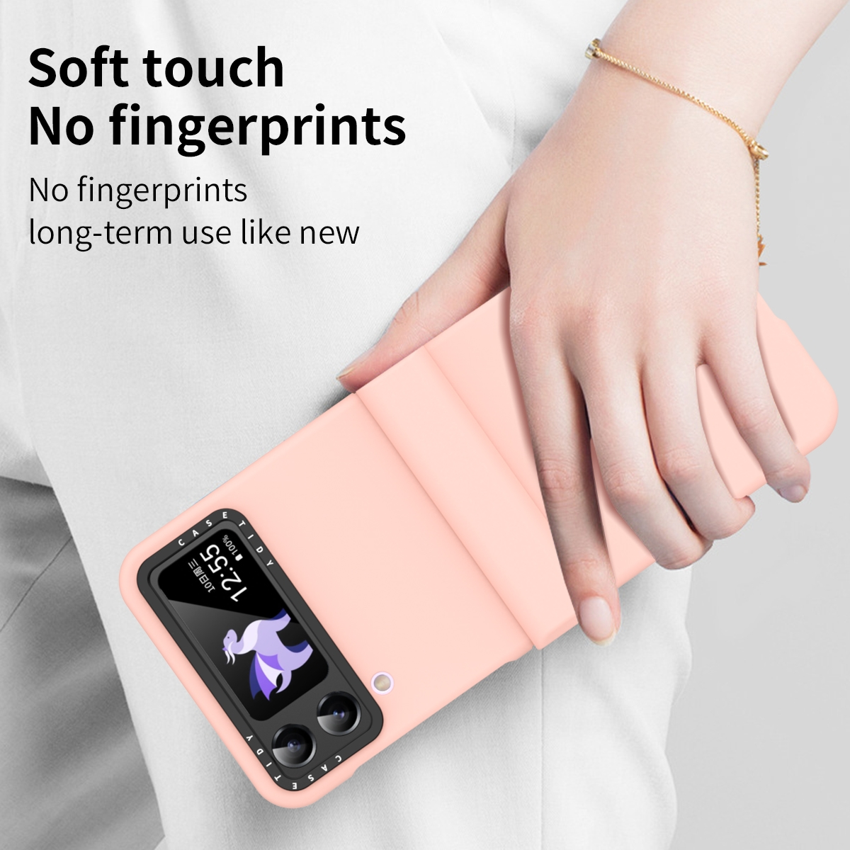 Eine Person hält eine rosa Handyhülle mit einem Telefon darin. Das Telefon zeigt eine App-Oberfläche.
