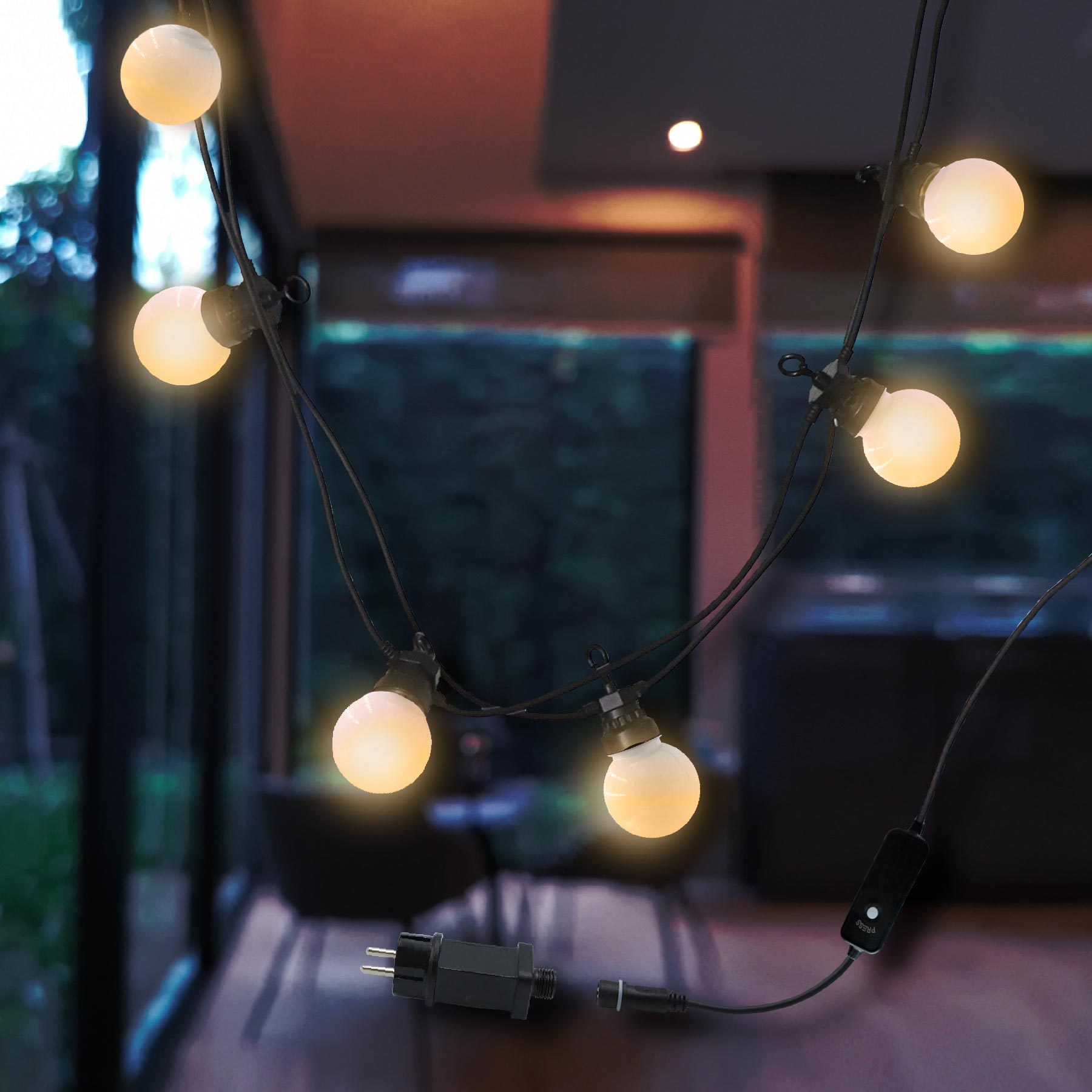 Lichterketten mit runden, leuchtenden Glühbirnen, die in einem Raum hängen. Stecker und Schalter.
