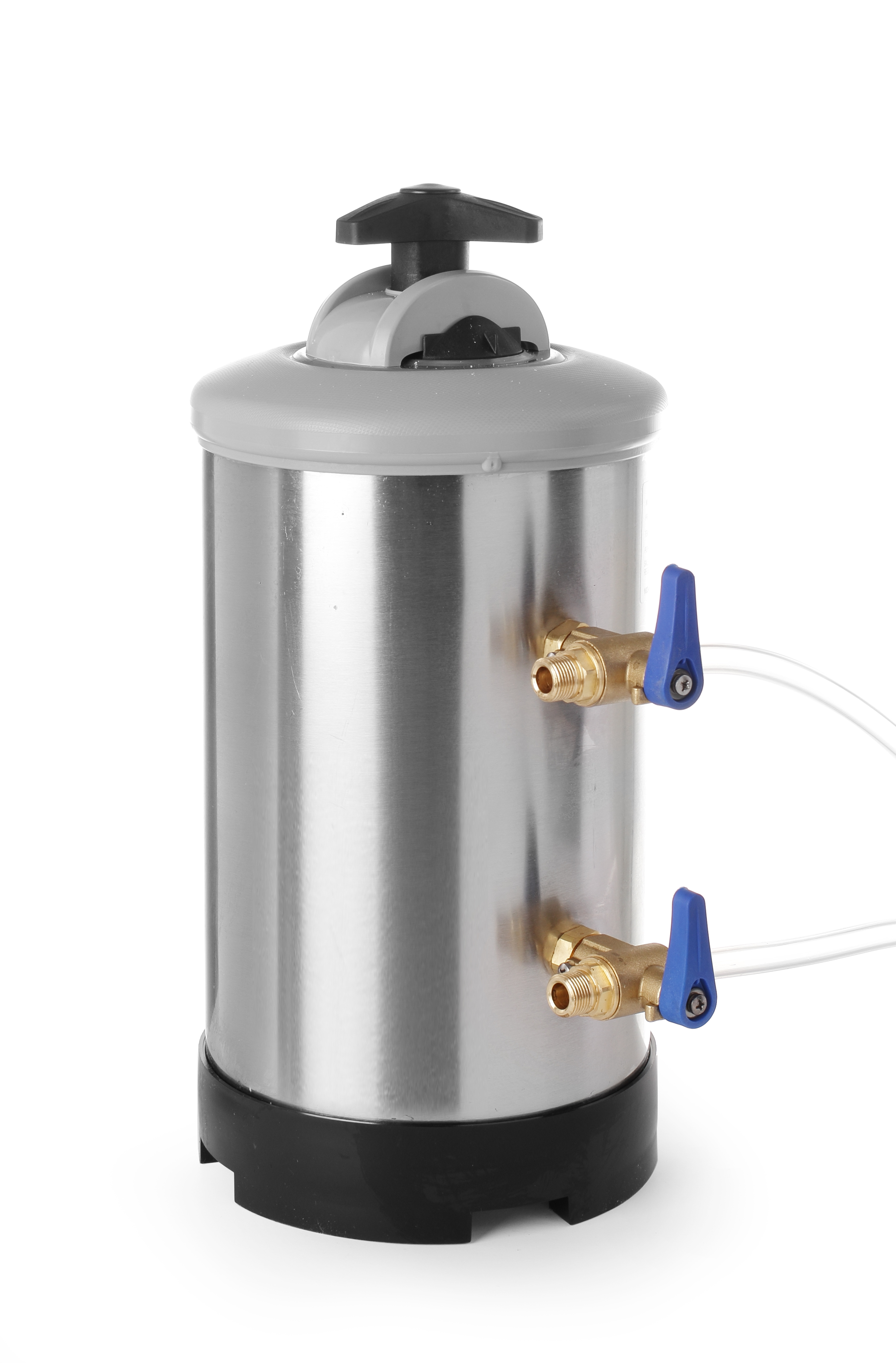 Addolcitore d'acqua in acciaio inox con valvole blu e coperchio grigio, isolato su bianco.