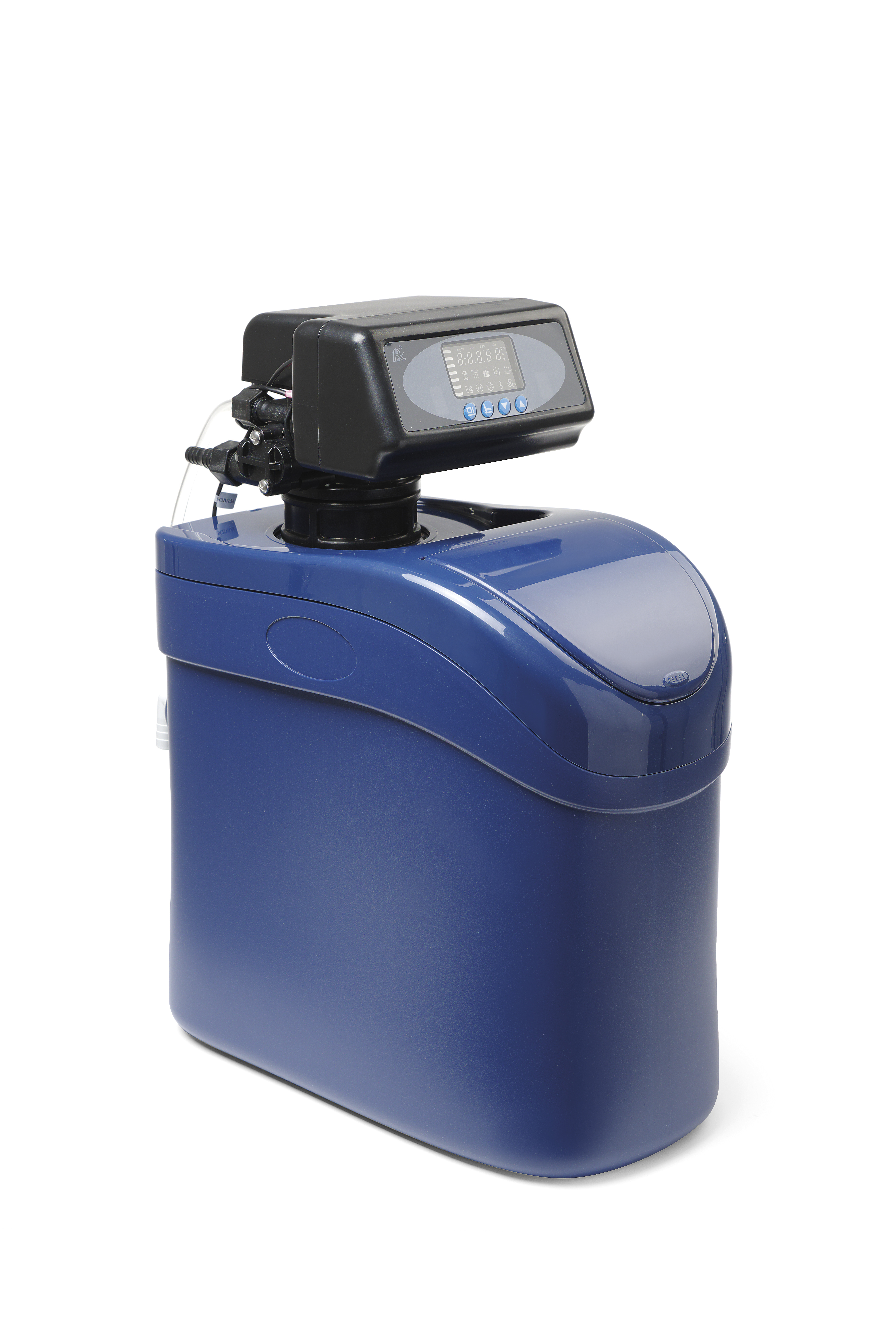 Addolcitore d'acqua blu con pannello di controllo nero. Sfondo bianco.