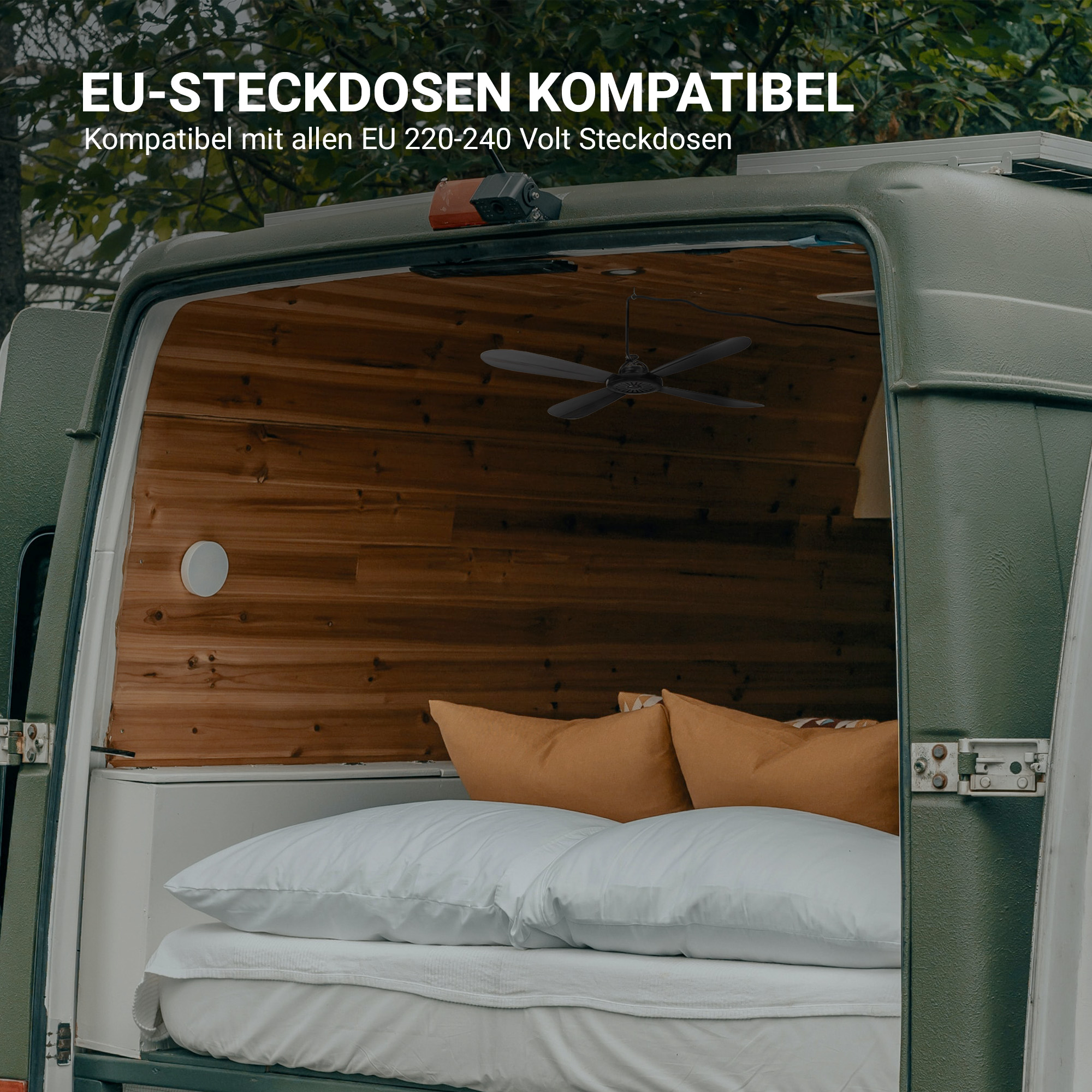 Ein kleiner Van-Innenraum mit Bett, Kissen und Ventilator, Text auf Deutsch.