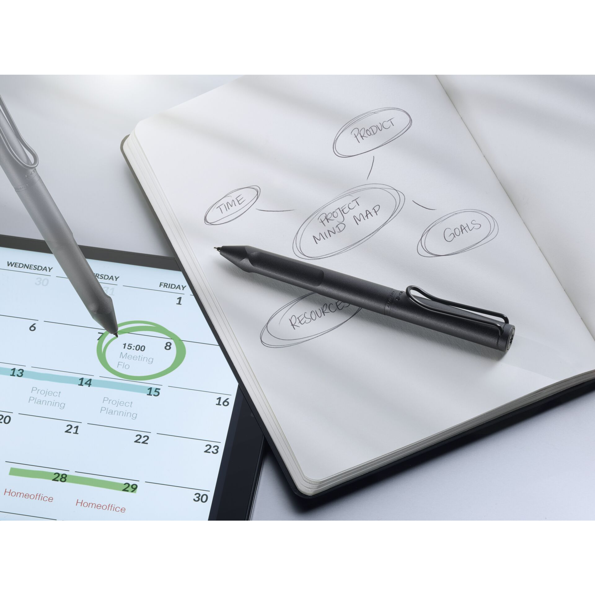 Tablet mit Stift, Mindmap-Skizze und Kalender mit Meeting um 15:00 Uhr.