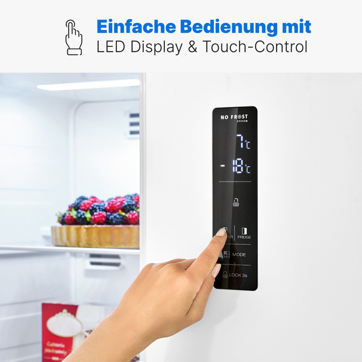 Weißer Kühlschrank mit digitalem Bedienfeld, das von einer Hand berührt wird.