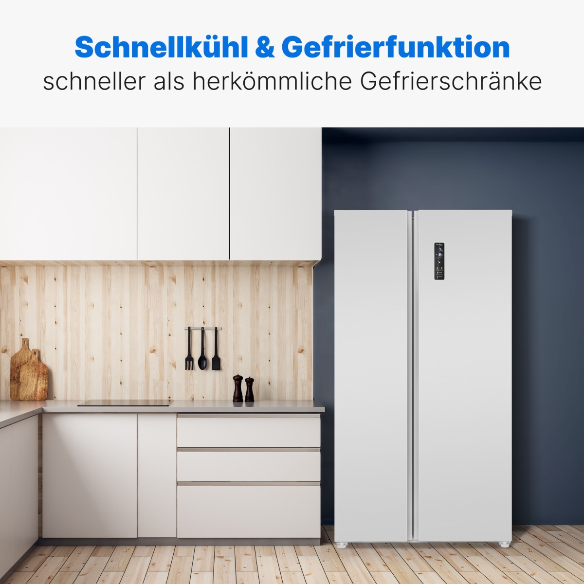 Ein weißer Kühlschrank neben einer Küchenzeile. Text: 'Schnellkühl- & Gefrierfunktion'.