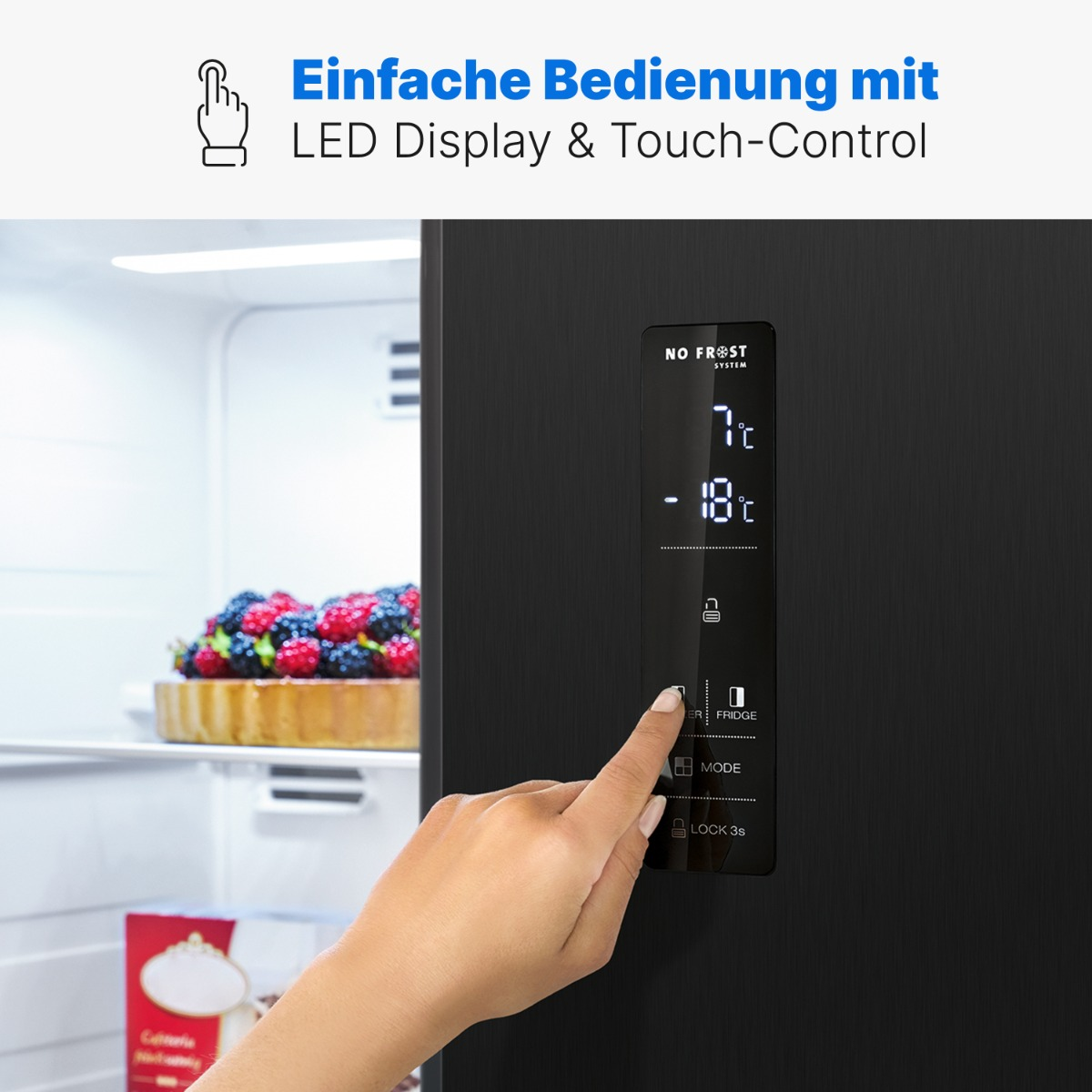 Die Hand einer Person drückt eine Taste auf einem schwarzen Kühlschrank-Bedienfeld mit Text und Symbolen.