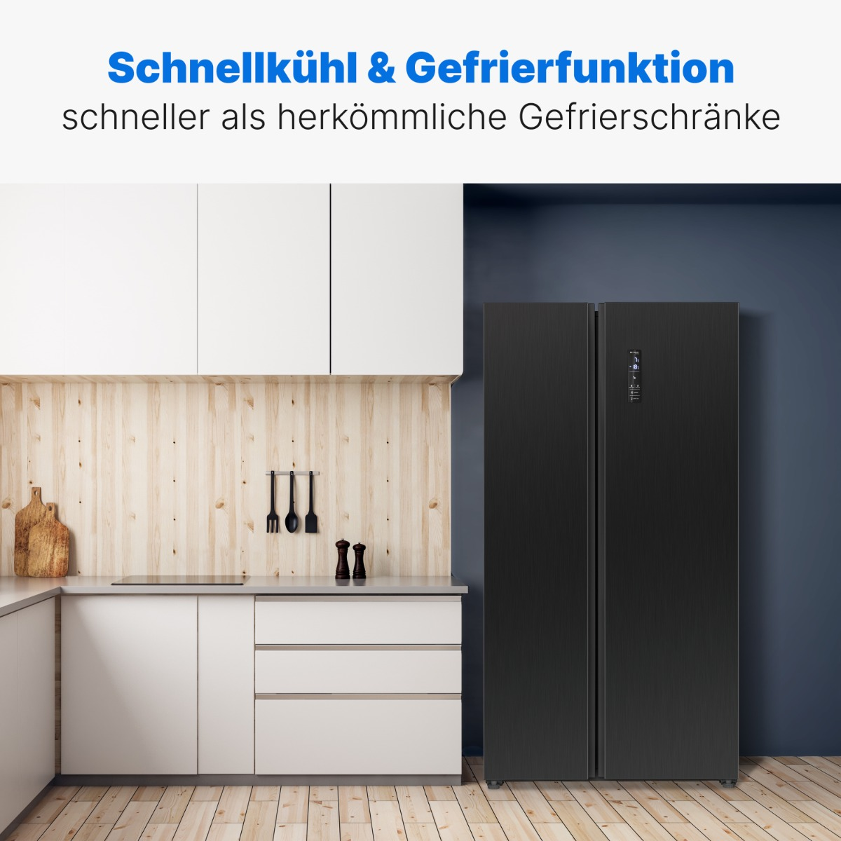 Ein schwarzer Kühlschrank mit Text über schnelles Kühlen und Gefrieren, neben einer weißen Küchenzeile.