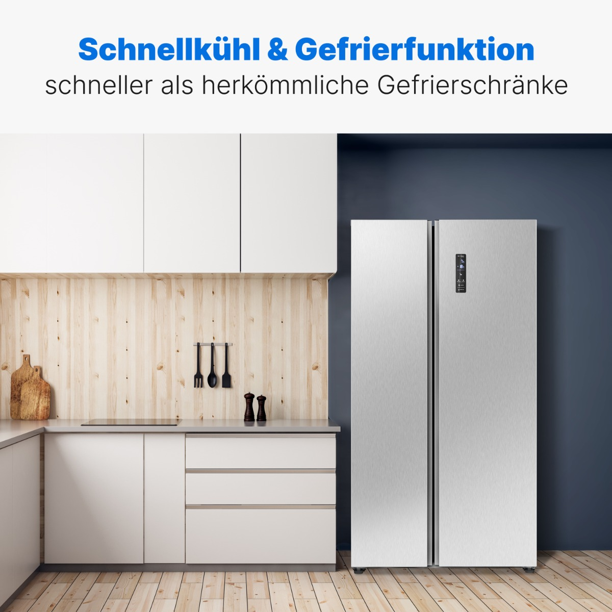 Ein Side-by-Side-Kühlschrank und Schränke mit dem Text 'Schnellkühl & Gefrierfunktion'.