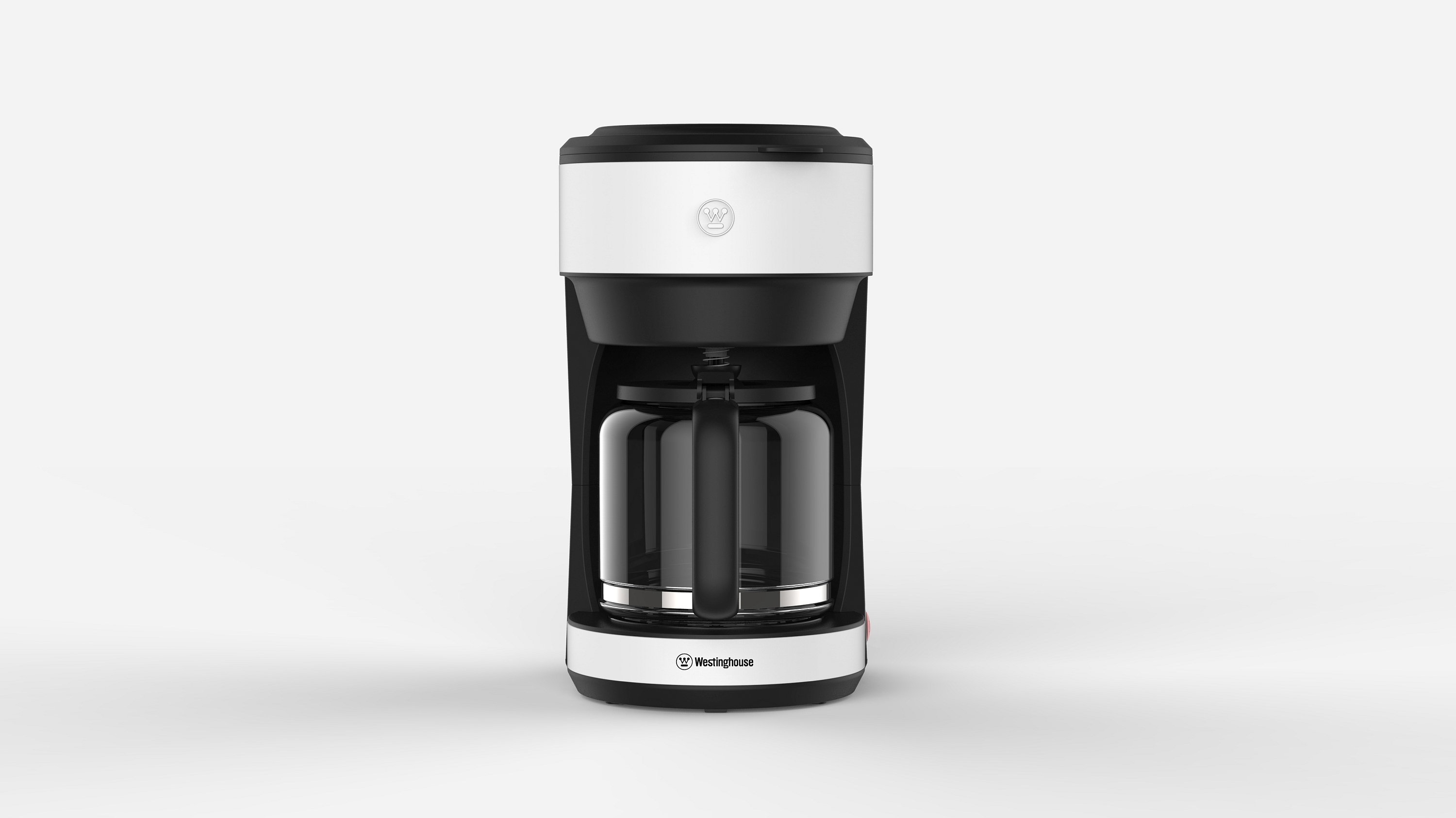 Weiß-schwarze Kaffeemaschine. Die Glaskaraffe ist sichtbar. Weißer Hintergrund.