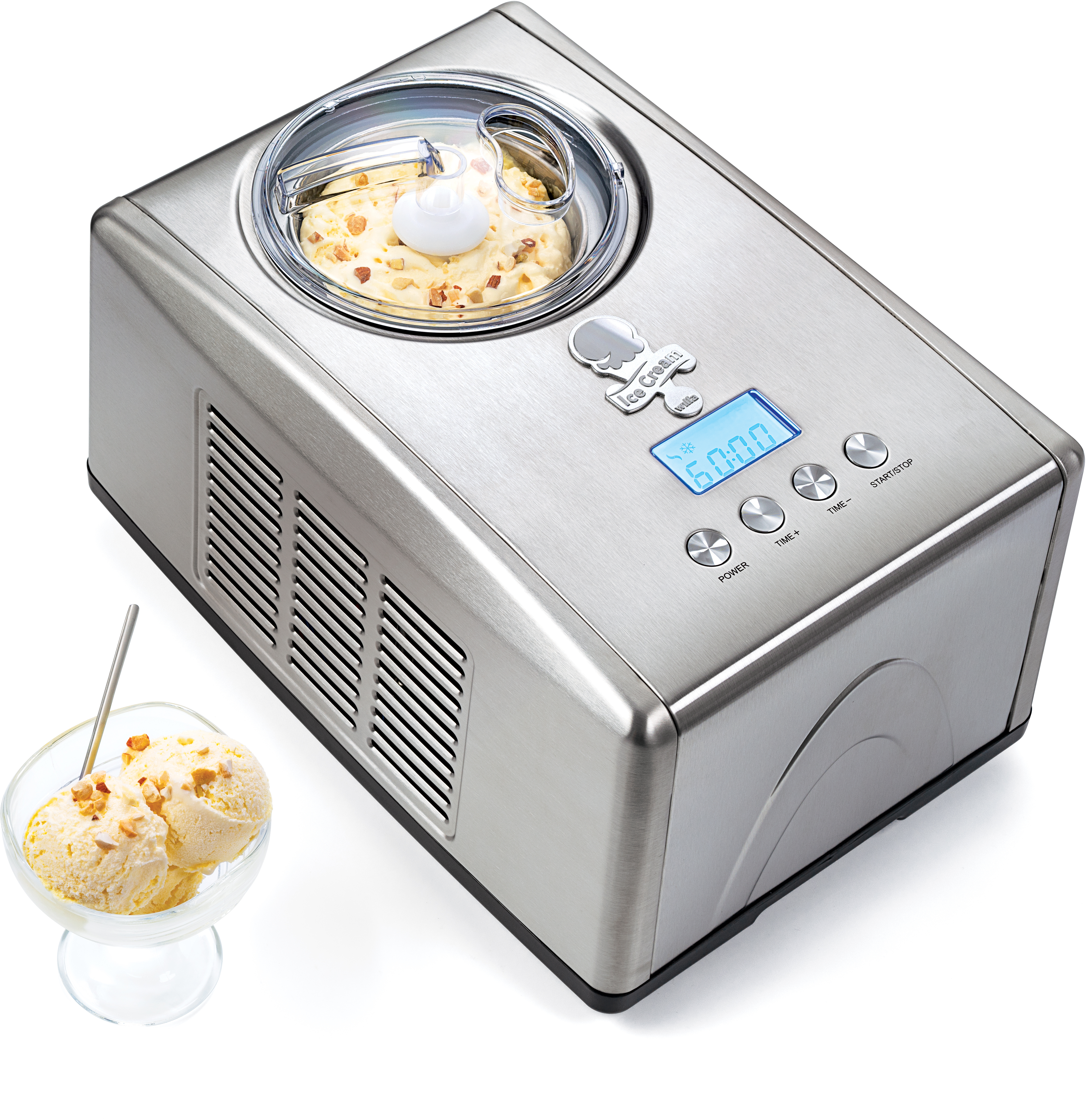 Silberfarbene Eismaschine mit einer Schüssel Eis und einem Löffel. Weißer Hintergrund.