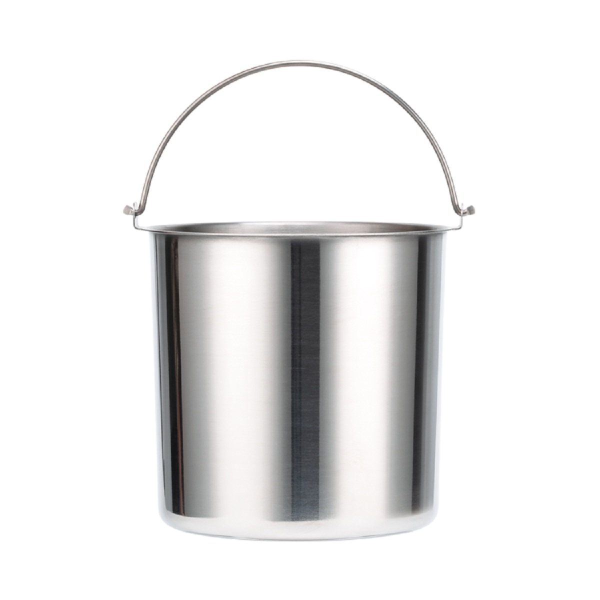 Ein glänzender silberner Metalleimer mit Henkel auf weißem Hintergrund.