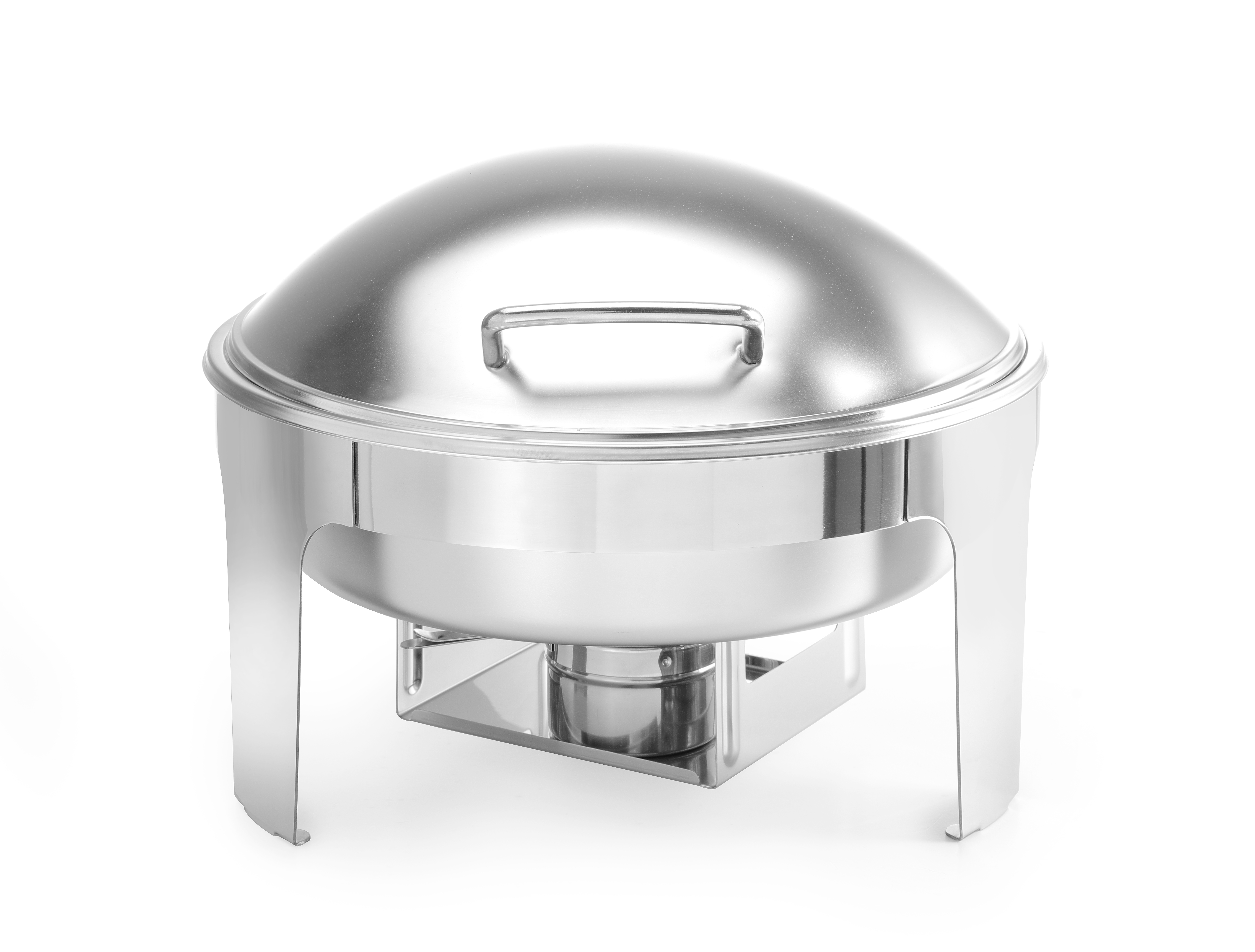 Un chafing dish argentato lucido con coperchio su sfondo bianco.