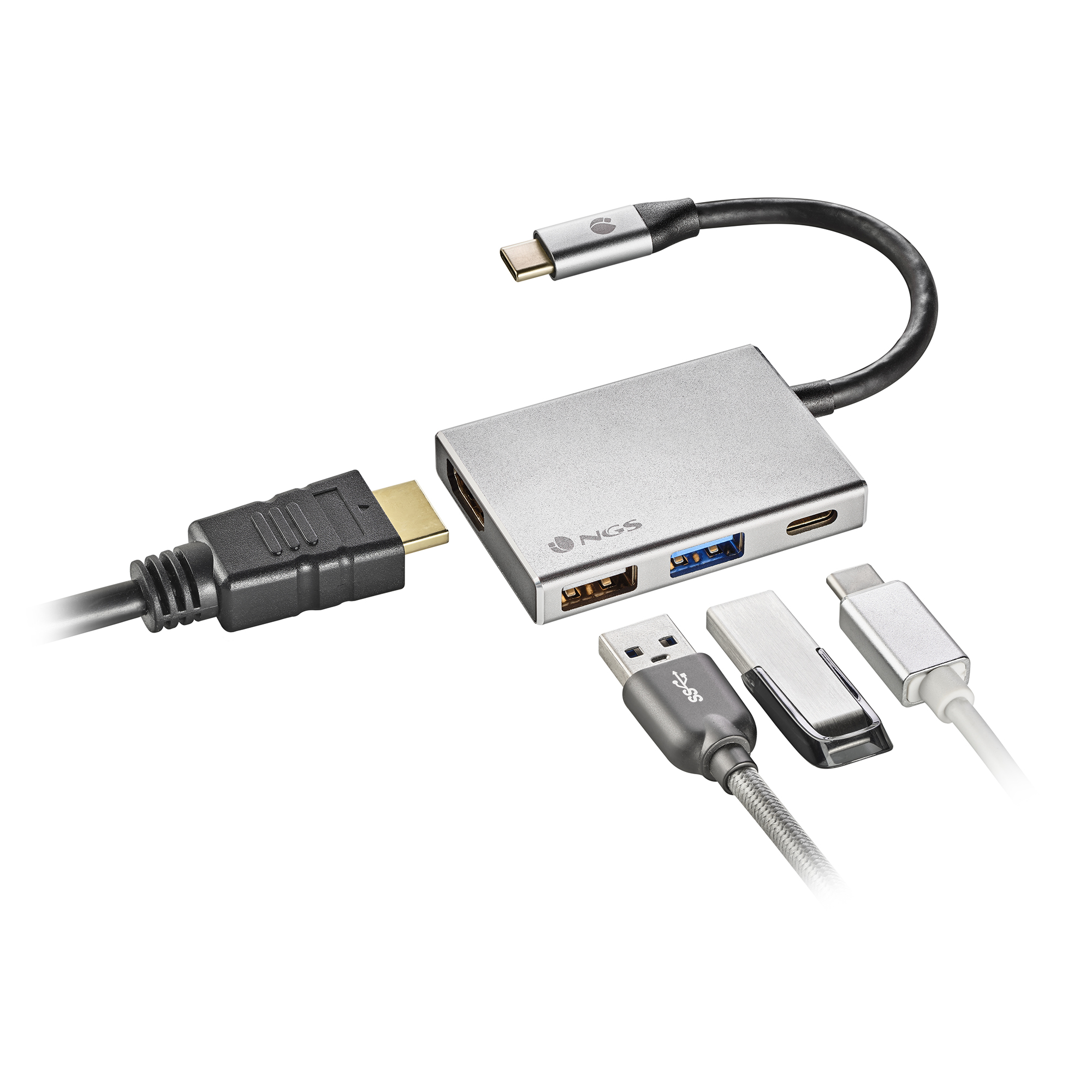 Silberner USB-Hub mit angeschlossenen Kabeln. Enthält HDMI-, USB- und USB-C-Anschlüsse. Weißer Hintergrund.